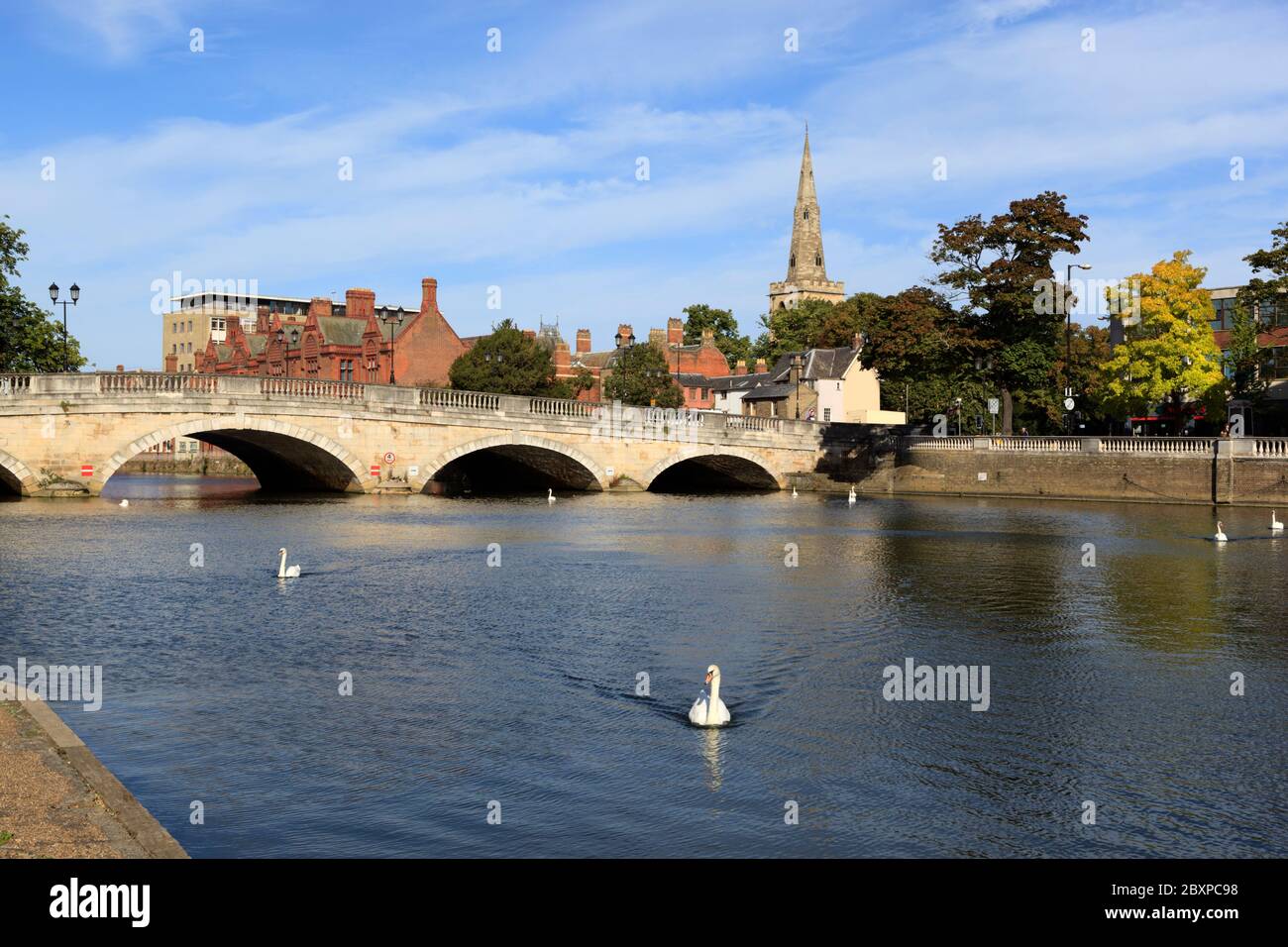 River Great Ouse e Bedford Town Bridge, Bedford, Bedfordshire, Inghilterra, Regno Unito, Europa Foto Stock