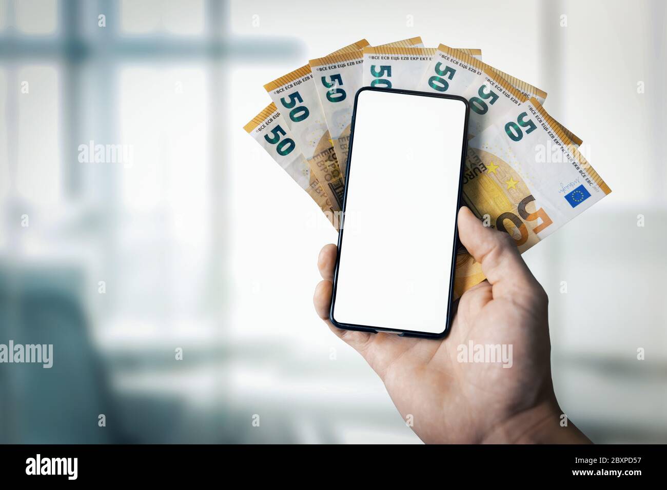 online banking, ecommerce e portafoglio digitale concept - mano in euro e telefono cellulare con schermo vuoto in mano Foto Stock
