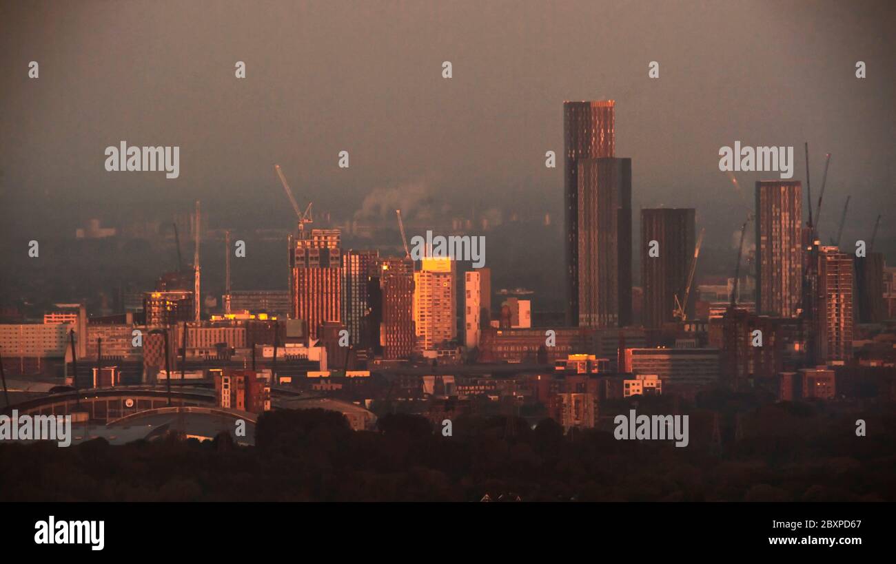 Lo skyline di Manchester all'alba Foto Stock
