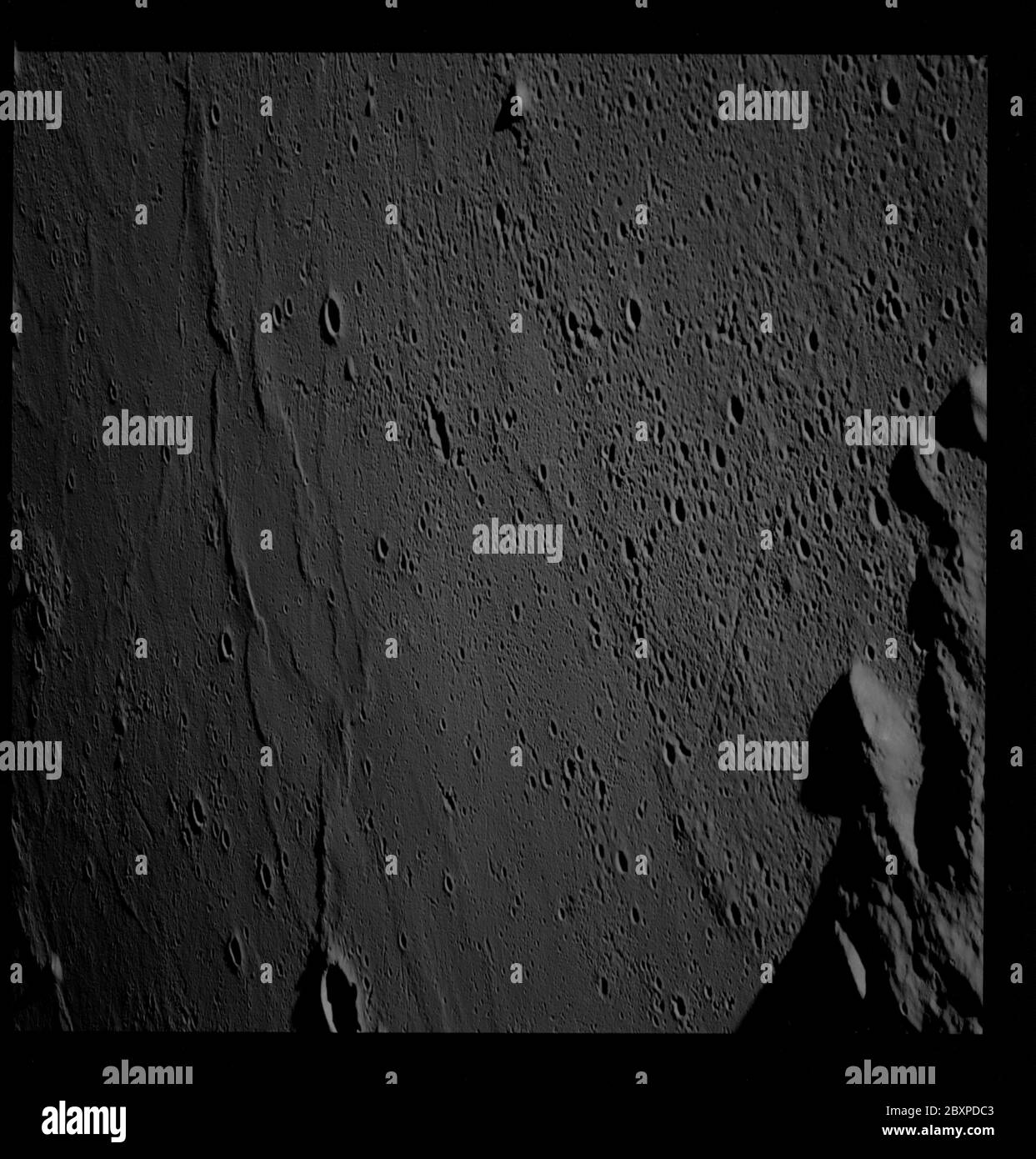 AS10-32-4738 - Apollo 10 - immagine della missione Apollo 10 - obiettivo dell'opportunità 142, Crater Blagg; ambito e contenuto: Il database originale descrive questo come: Descrizione: Vista obliqua del bersaglio dell'opportunità 142,Crater Blagg preso durante la missione Apollo 10. La longitudine era di 3.0 gradi ad ovest e la latitudine era di 2.4 gradi a sud. L'angolo del sole era basso. Il caricatore di pellicola era S, il tipo di pellicola era 3400 con lente 250mm. Il tipo di pellicola era 70 mm in bianco e nero. Nota: Guardando nel buio. Oggetto Termini: Apollo 10 volo, Luna, Craters Categorie: Osservazioni lunari originale: Film - 70MM B&W interno esterno: Esterno Foto Stock