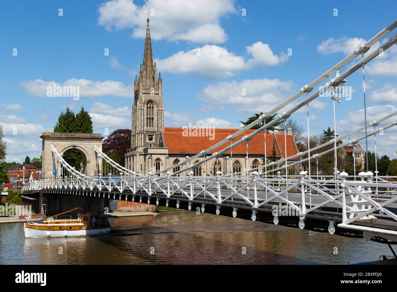 Chiesa di tutti i Santi e ponte sospeso, Marlow, Buckinghamshire, Inghilterra, Regno Unito, Europa Foto Stock