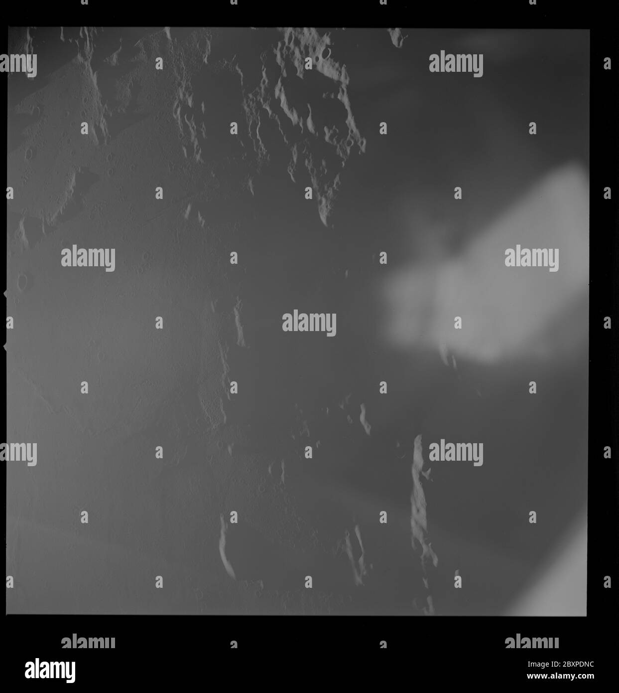 AS10-32-4788 - Apollo 10 - immagine della missione Apollo 10 - obiettivo dell'opportunità 142, Crater Oppolozer; scopo e contenuto: Il database originale descrive questo come: Descrizione: Vista obliqua della baia centrale, Craters Blagg e Bruce, Sito 3 preso durante la missione Apollo 10. La longitudine era di 02.5 gradi ovest ad est e la latitudine era di 0.0 gradi a nord. L'angolo del sole era basso. Il caricatore di pellicola era S, il tipo di pellicola era 3400 con la lente di 80mm. Il tipo di pellicola era 70 mm in bianco e nero. Nota: Abbagliare il terminatore. Oggetto: Apollo 10 volo, Luna, Craters Categorie: Osservazioni lunari originale: Film - 70MM B&W interi Foto Stock