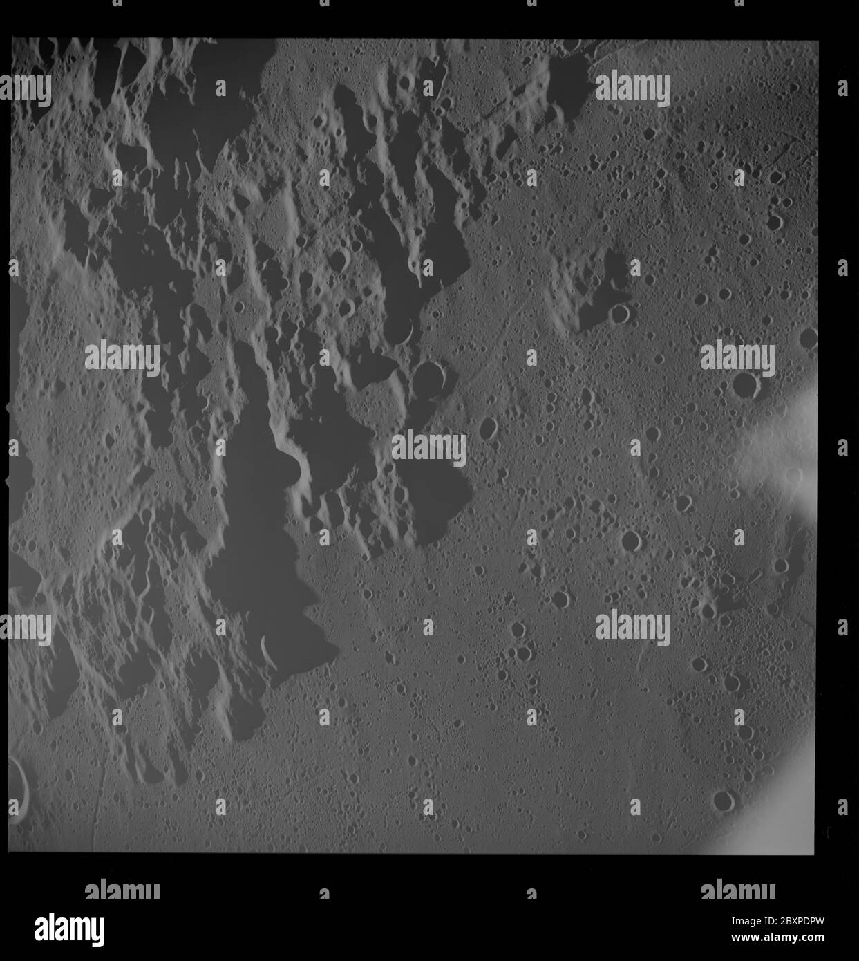 AS10-32-4782 - Apollo 10 - immagine della missione Apollo 10 - Central Bay - Crater Blagg, Target of Opportunity 142; ambito e contenuto: Il database originale descrive questo come: Descrizione: Vista verticale della Central Bay - Crater Blagg, obiettivo dell'opportunità 142 preso durante la missione Apollo 10. La longitudine era di 03.1 gradi est e la latitudine era di 0.5 gradi nord. L'angolo del sole era basso. Il caricatore di pellicola era S, il tipo di pellicola era 3400 con la lente di 80mm. Il tipo di pellicola era 70 mm in bianco e nero. Nota: 1:1,500,000. Oggetto: Apollo 10 volo, Luna, Craters Categorie: Osservazioni lunari originale: Film - 70MM B&W Foto Stock