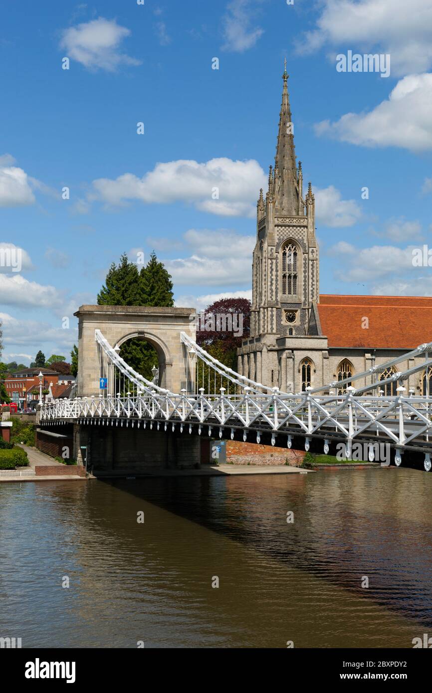 Chiesa di tutti i Santi e ponte sospeso, Marlow, Buckinghamshire, Inghilterra, Regno Unito, Europa Foto Stock