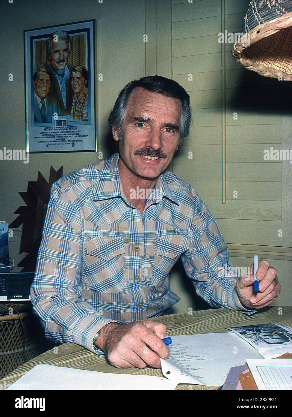 L'attore americano Dennis Weaver nel suo ufficio agli Universal Studios di Hollywood.Weaver è meglio conosciuto per il suo ruolo di Sheriff McCloud nella serie televisiva Foto Stock