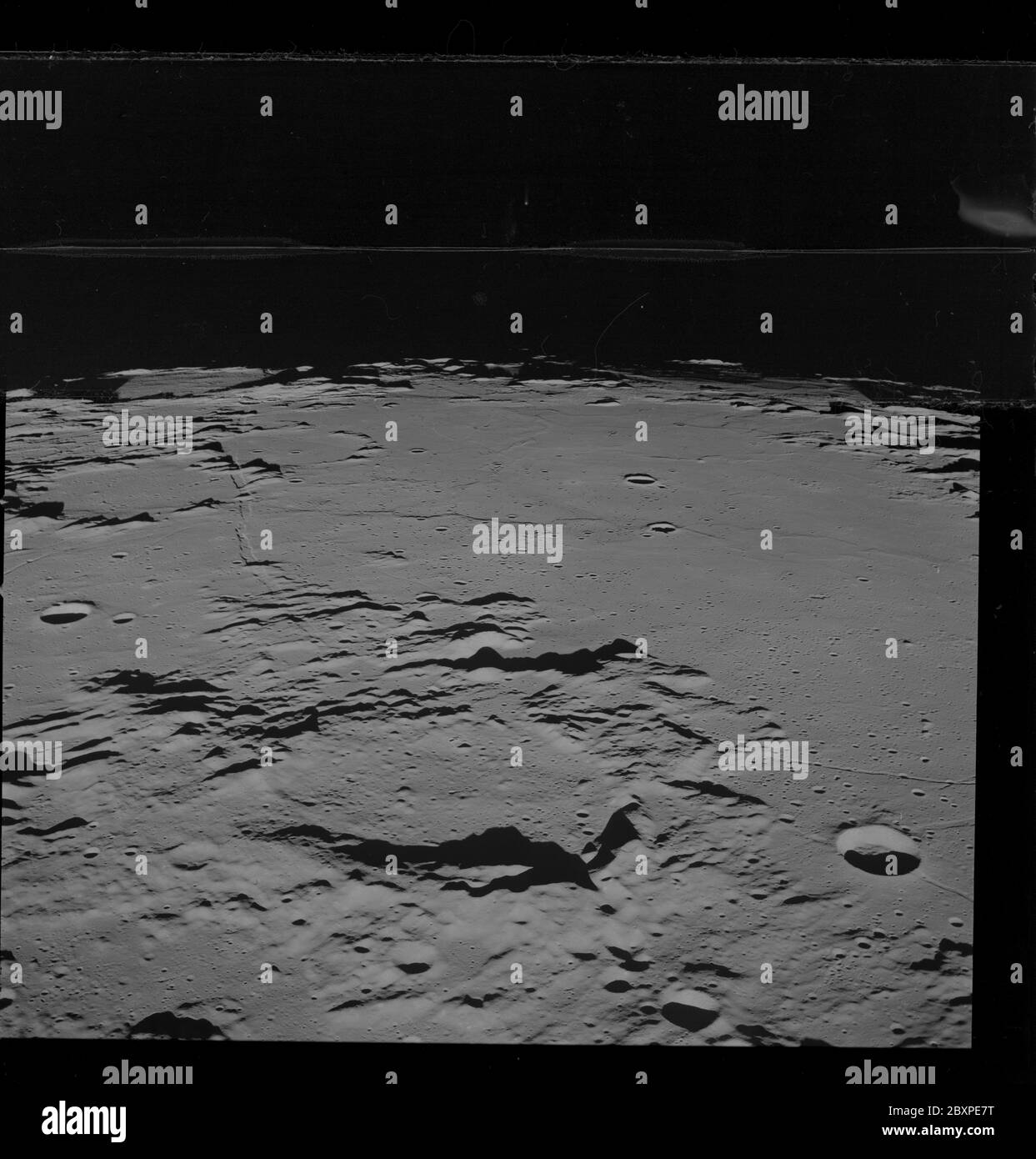 AS10-32-4856 - Apollo 10 - immagine della missione Apollo 10 - Central Bay, Target of Opportunity 142, Craters Blagg e Bruce; ambito e contenuto: Il database originale descrive questo come: Descrizione: Vista obliqua Central Bay, Target of Opportunity 142, Craters Blagg e Bruce presi durante la missione Apollo 10. La longitudine era di 02.5 gradi est e la latitudine di 0.3 gradi nord. L'angolo del sole era medio. Il caricatore di pellicola era S, il tipo di pellicola era 3400 con la lente di 80mm. Il tipo di pellicola era 70 mm in bianco e nero. Oggetto: Apollo 10 volo, Luna, Craters Categorie: Osservazioni lunari originale: Film - 70MM B&W Interior Exteri Foto Stock