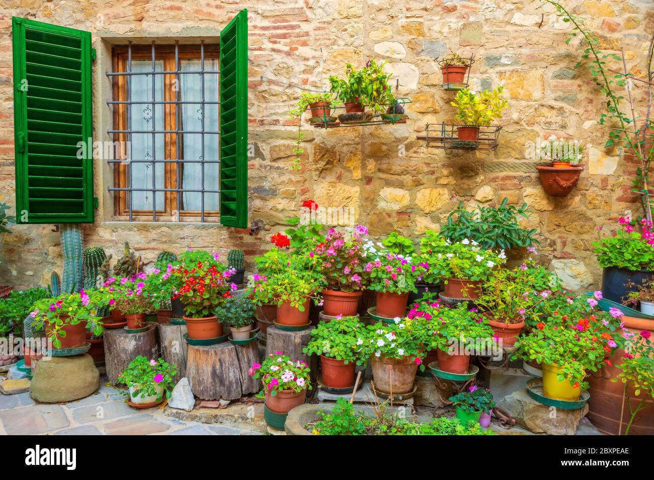 Vasi da fiori di fronte ad una casa nella frazione di Montefioralle in Chianti vicino a Firenze, Toscana Foto Stock