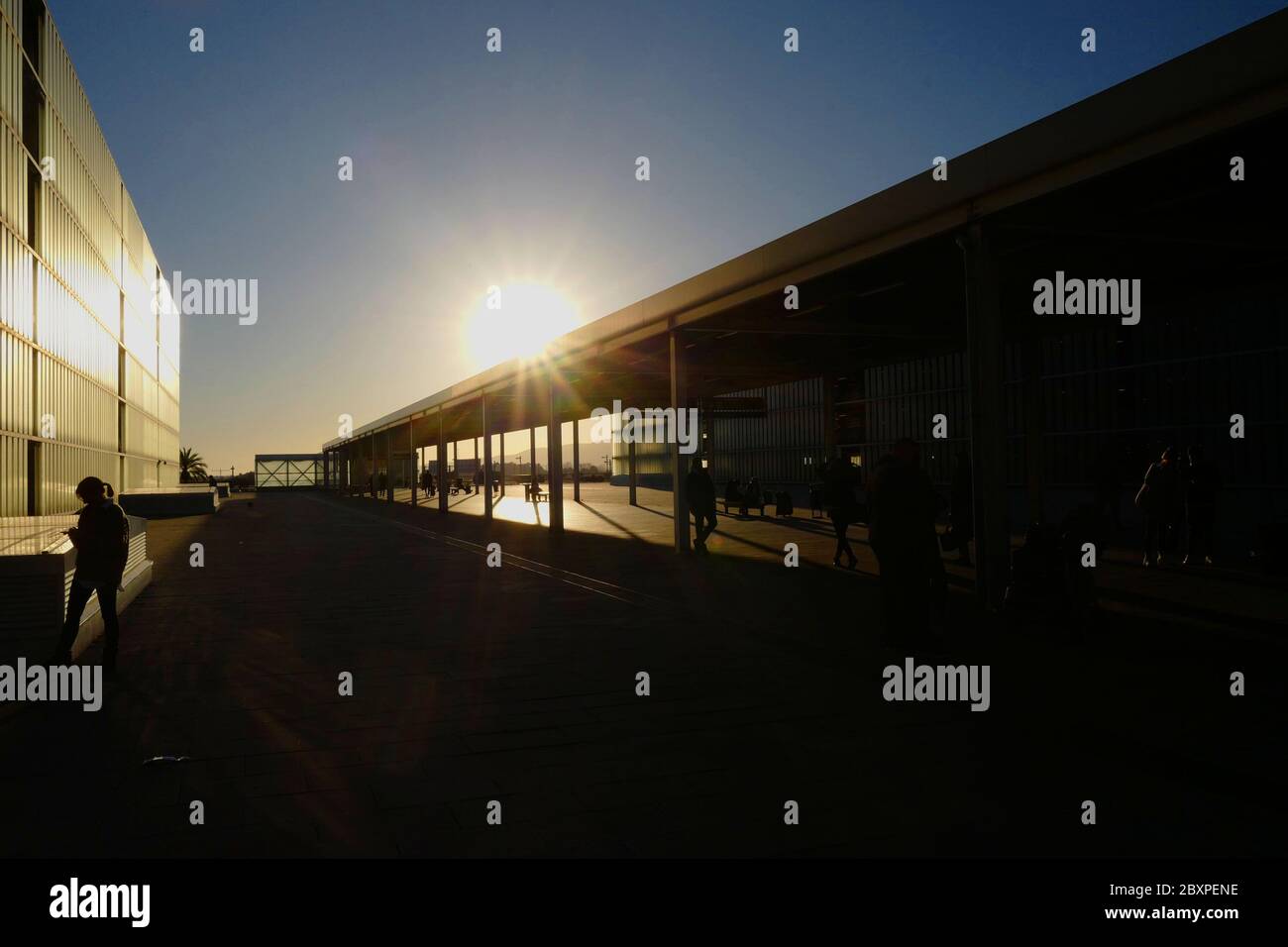 I passeggeri arrivano all'aeroporto di Barcellona Foto Stock