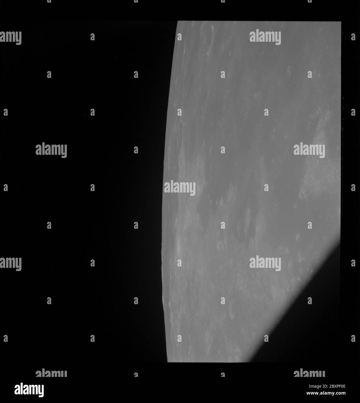 AS10-33-4925 - Apollo 10 - immagine missione Apollo 10 - striscia obliqua Tranquilllitatus - obiettivo di opportunità 78, 114 e 120; ambito e contenuto: Il database originale descrive questo come: Descrizione: Vista obliqua della striscia obliqua Tranquillitatus -obiettivo di opportunità 78,114,e 120. La longitudine era di 30.6 gradi ad est e la latitudine era di 1.3 gradi a nord. L'angolo del sole era alto. Il caricatore di pellicola era T, il tipo di pellicola era 3400 con la lente di 80mm. Il tipo di pellicola era 70 mm in bianco e nero. Oggetto: Apollo 10 volo, Luna, Mare Categorie: Osservazioni lunari originale: Film - 70MM B&W interno esterno: Esterno Gr Foto Stock