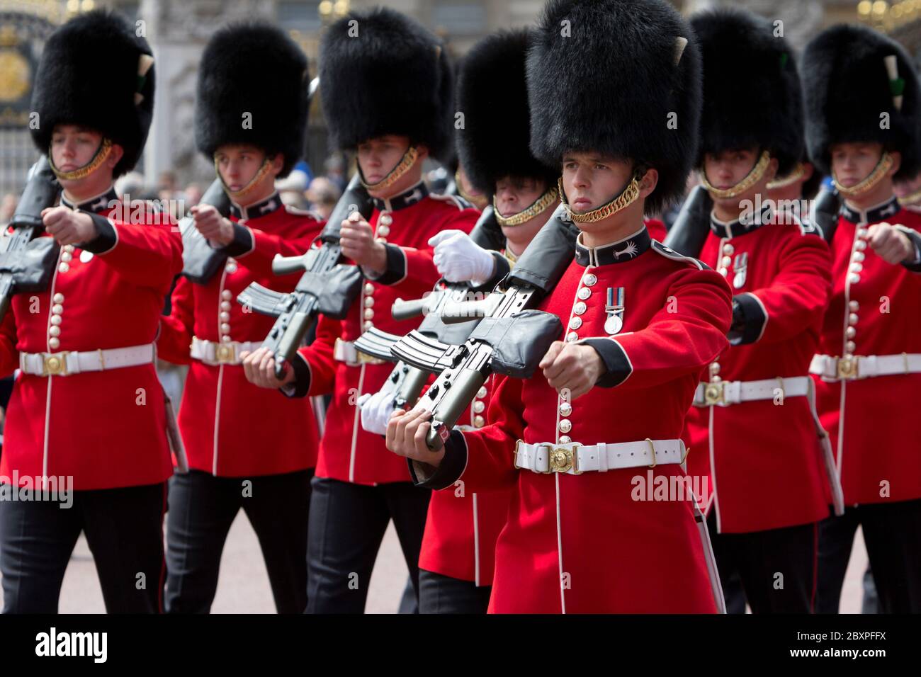 Regno Unito - Inghilterra - Londra - Gallesi Guards che marciano lungo il Mall Foto Stock
