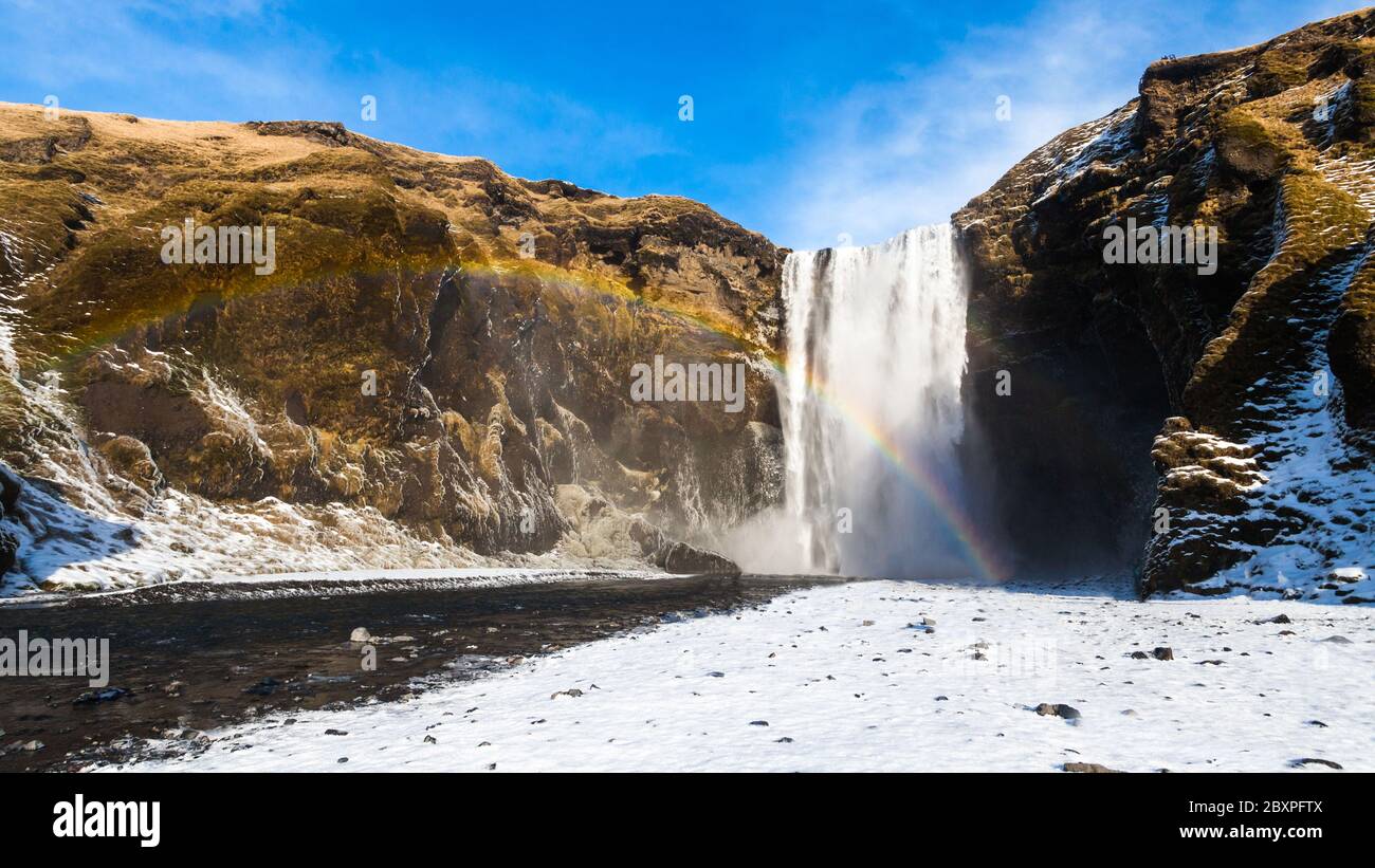 Vista di Skogafoss durante la neve invernale che si trova nel fiume Skoga, nel Sud Islanda Foto Stock