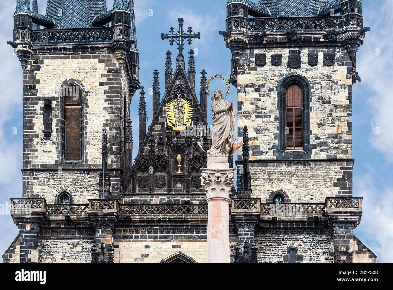 Statua dell'Immacolata Maria sulla sommità della colonna mariana di recente installazione ricostruita dallo scultore Petr Vana (CTK Photo/Petr Salek) Foto Stock Statua dell'Immacolata Maria sulla sommità della colonna mariana di recente installazione ricostruita dallo scultore Petr Vana (CTK Photo/Petr Salek) Foto Stock