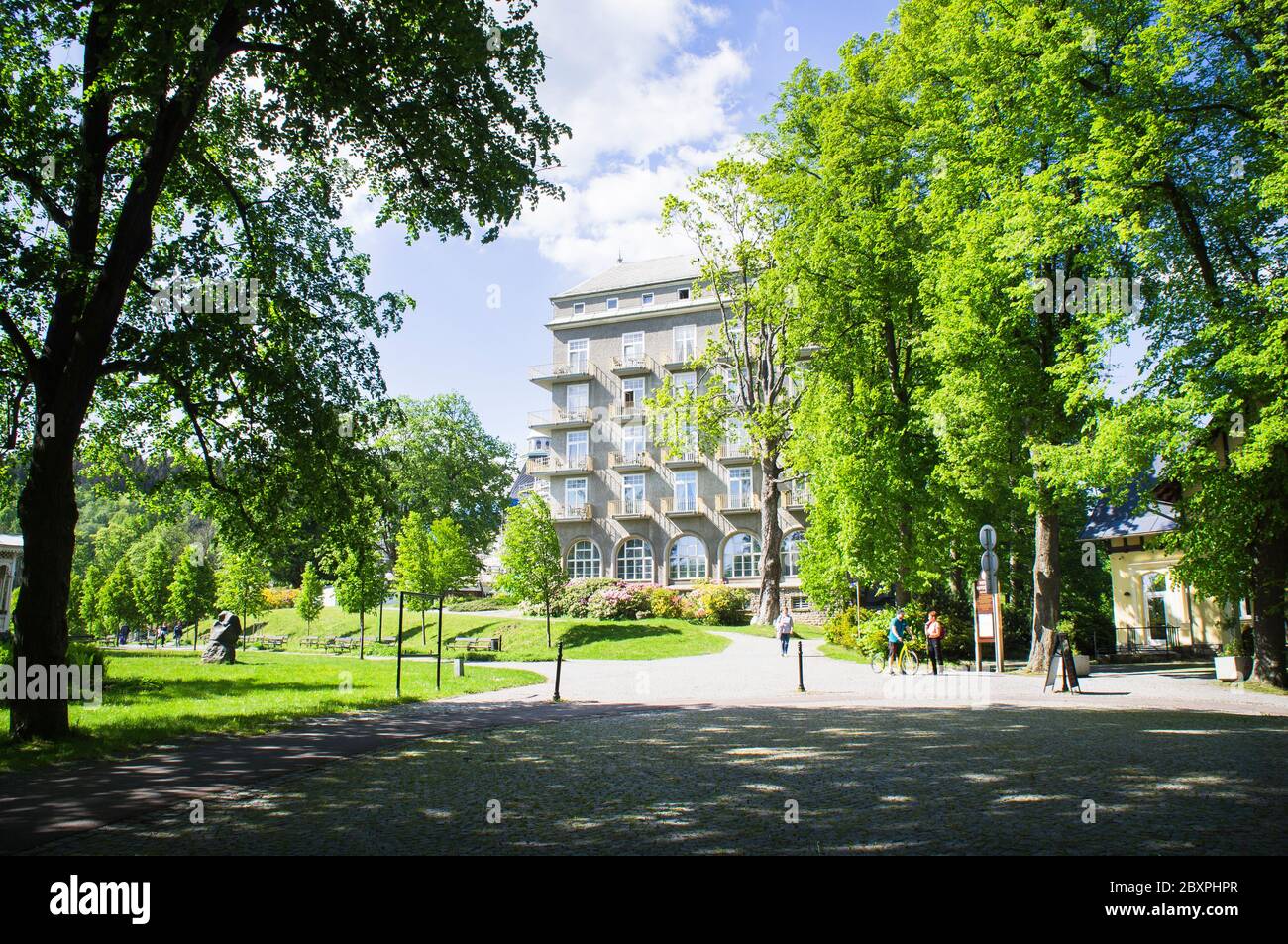 Il lungomare Spa, da sinistra, Priessnitz spa hotel e Wiener Kaffeehaus in Priessnitz Spa Resort a Jesenik, Olomouc Regione, Repubblica Ceca, 1 giugno Foto Stock