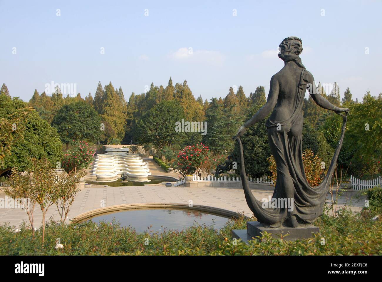 Hangzhou vivaio di fiori a Hangzhou, provincia di Zhejiang, Cina. Il vivaio si trova vicino al Lago Ovest e presenta fiori, piante e acqua. Foto Stock