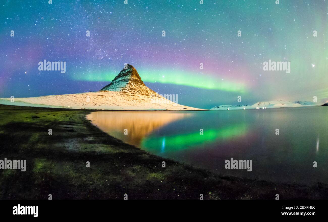 Vista di Kirkjufell durante la neve invernale, che è un'alta montagna sulla costa settentrionale della penisola islandese di Snaefellsnes, vicino alla città di Grundarfjordur Foto Stock