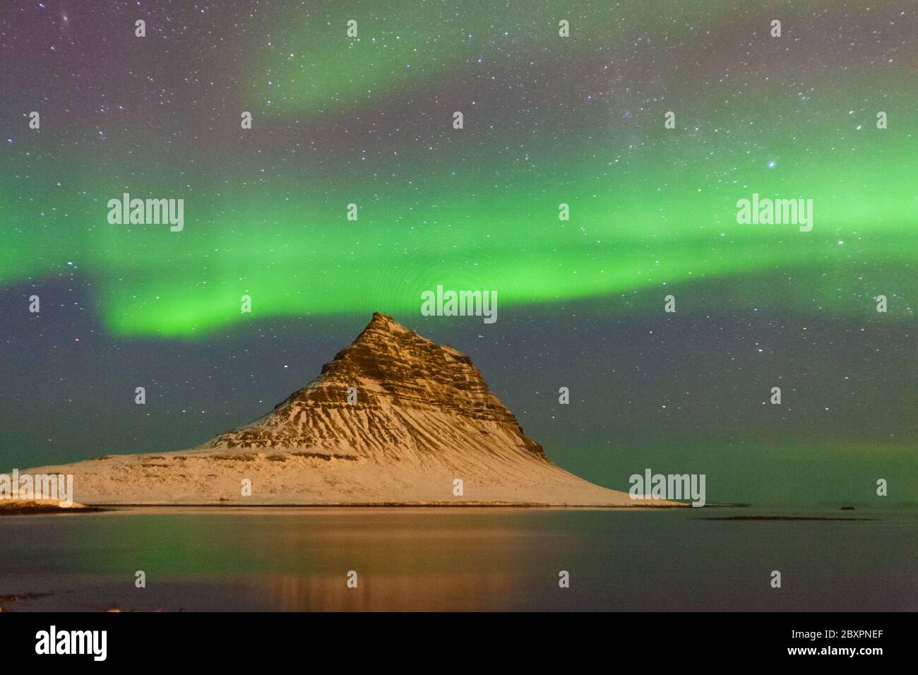 Vista di Kirkjufell durante la neve invernale, che è un'alta montagna sulla costa settentrionale della penisola islandese di Snaefellsnes, vicino alla città di Grundarfjordur Foto Stock