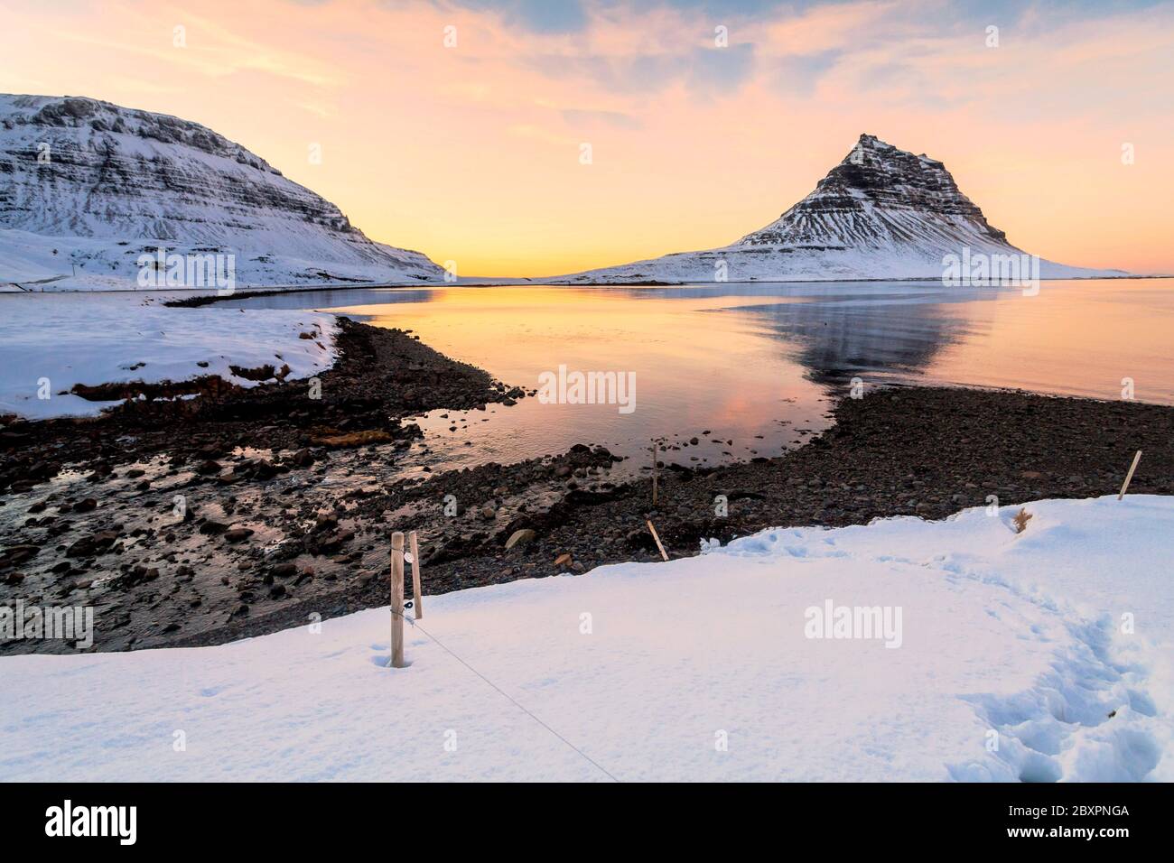 Vista di Kirkjufell durante la neve invernale, che è un'alta montagna sulla costa settentrionale della penisola islandese di Snaefellsnes, vicino alla città di Grundarfjordur Foto Stock