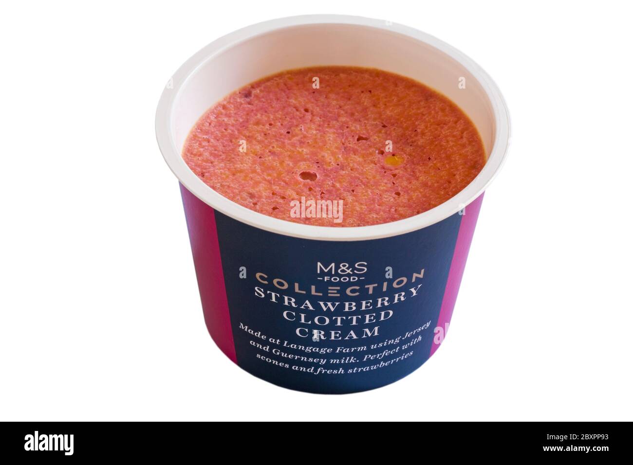 M&S risolvere il dilemma se la marmellata o la crema dovrebbero andare su focaccine prima producendo la crema coagulata di fragola aperta vasca isolata su sfondo bianco Foto Stock