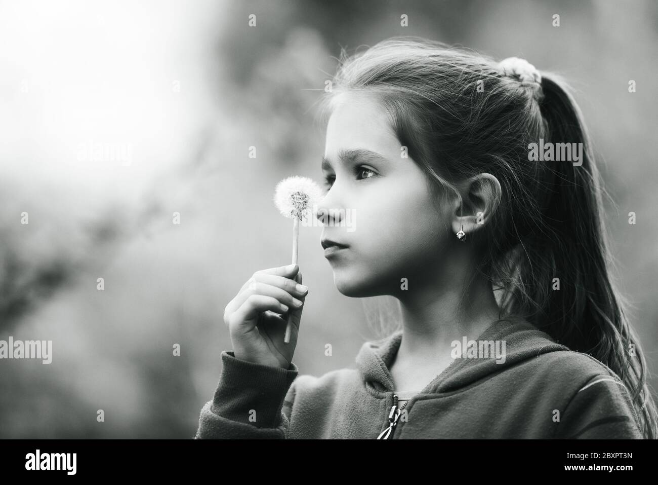 Bambina con il fiore di vento che vola immagini e fotografie stock ad alta  risoluzione - Alamy