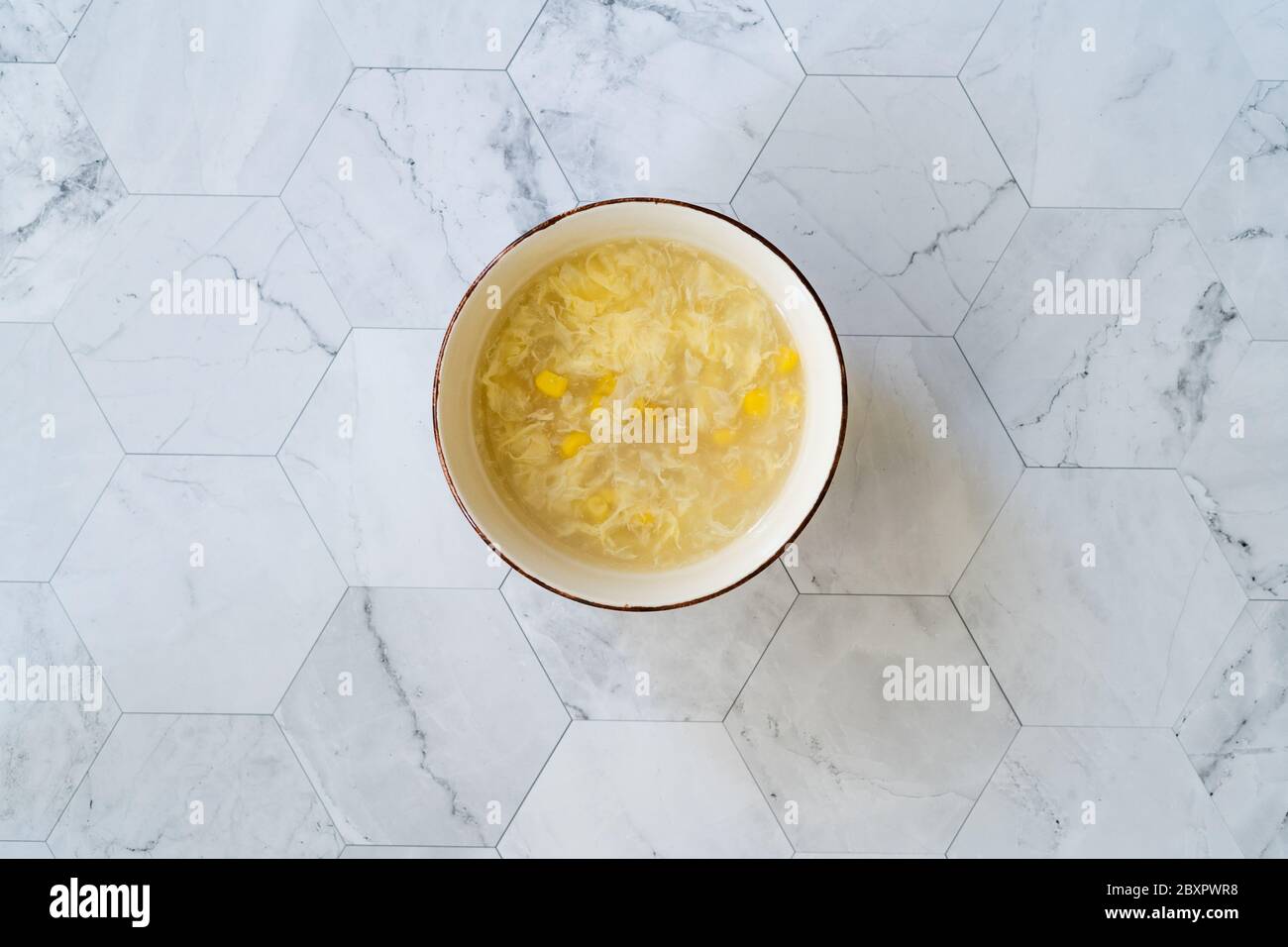 Zuppa di mais con fette di pollo cibo sano. Pronto a mangiare. Foto Stock