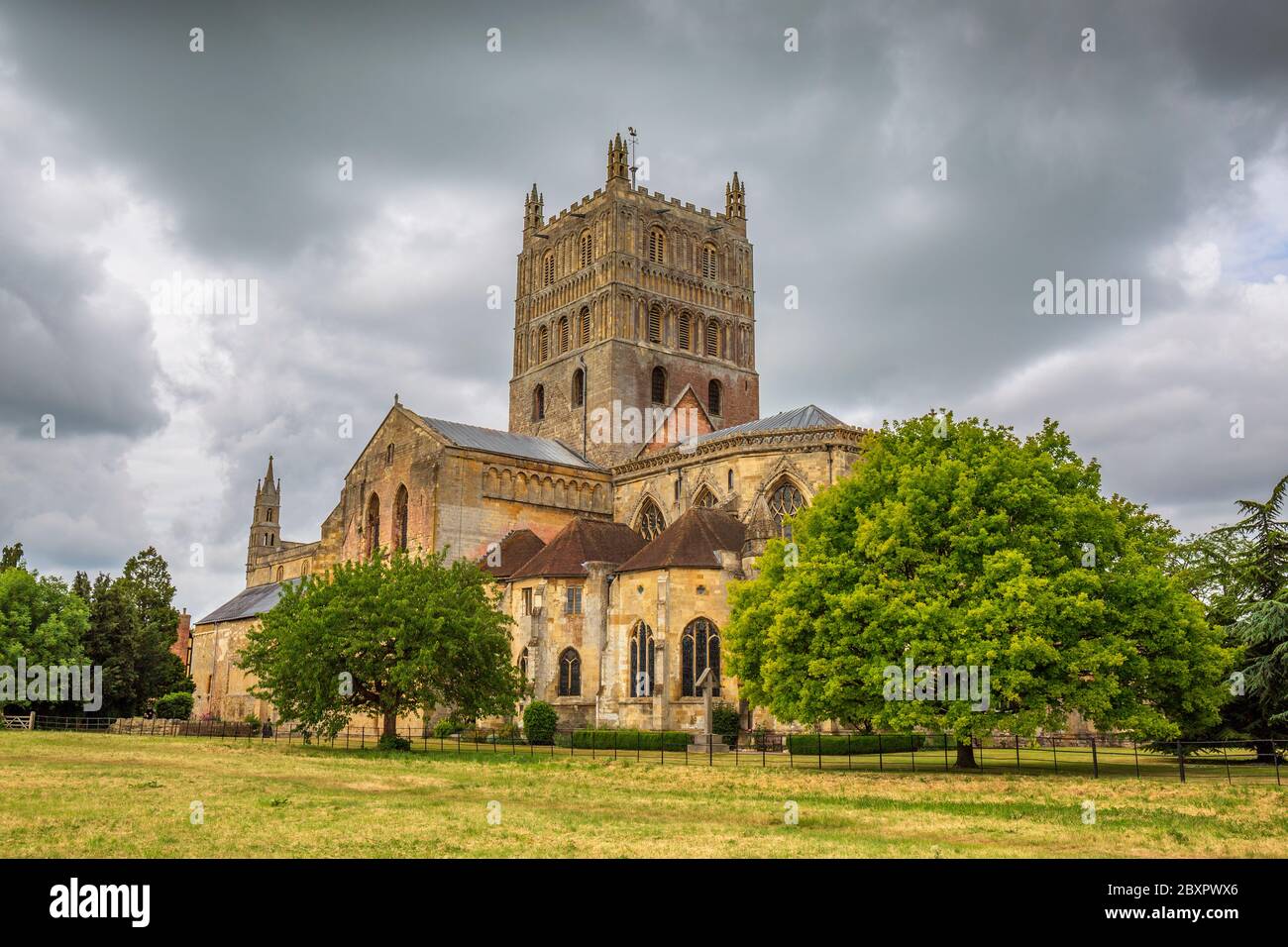 Una vista ad ovest della Chiesa dell'Abbazia di Tewkesbury in Gloucestershire, Inghilterra Foto Stock