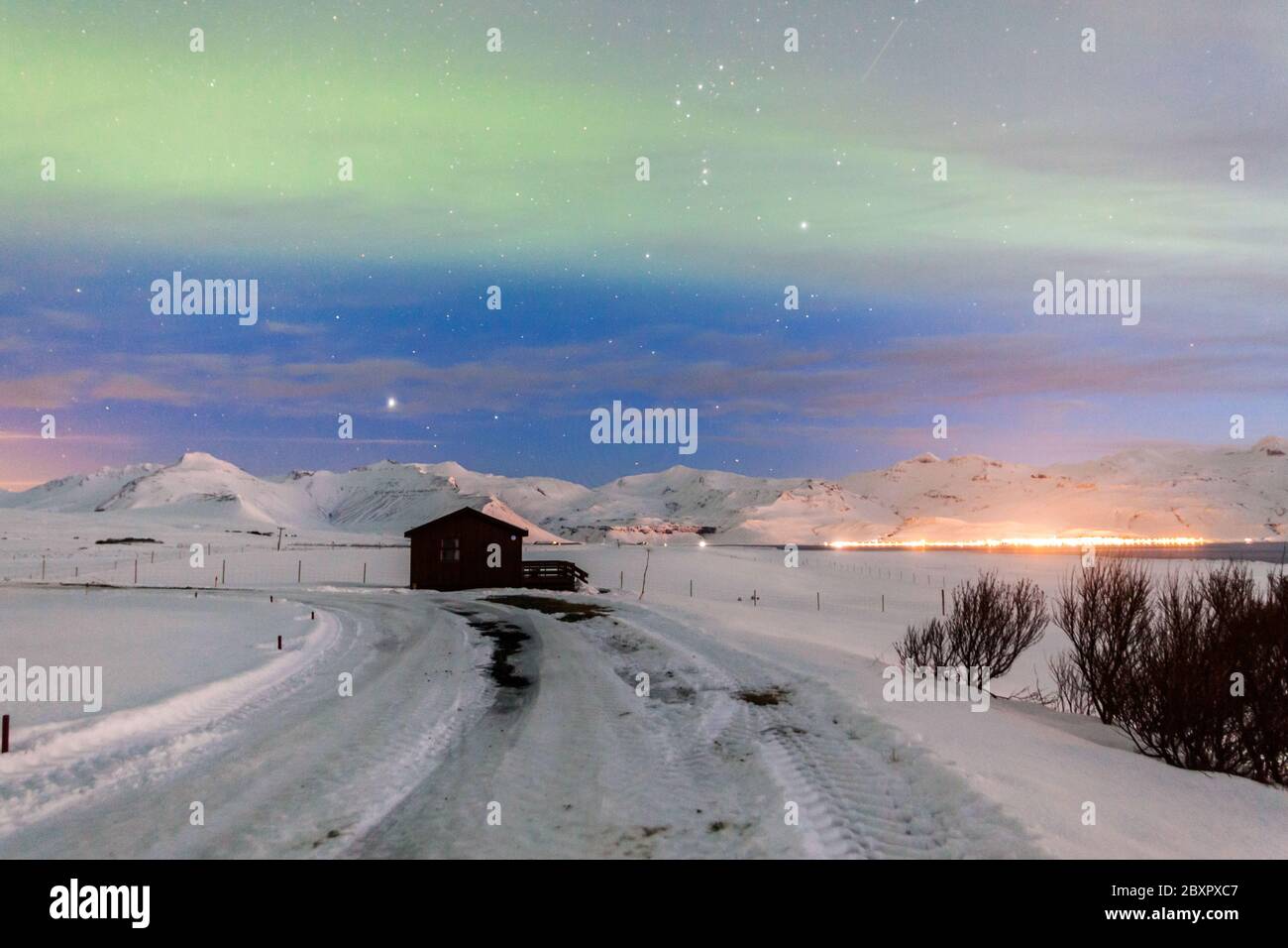 Bella Aurora Borealis o meglio conosciuta come aurora boreale per la vista di sfondo in Islanda, Snaefellsnesvegur durante l'inverno Foto Stock