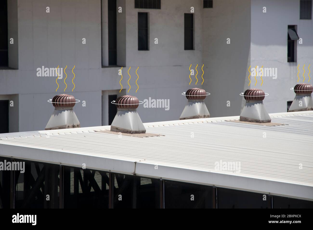 Il ventilatore a turbina aiuta a ventilare l'aria all'interno dell'edificio. Il ventilatore a turbina aiuta l'aria a fluire in qualsiasi momento. Foto Stock