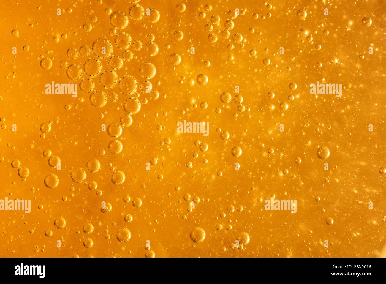 Miele fresco d'oro - direttamente dall'alveare! Foto Stock