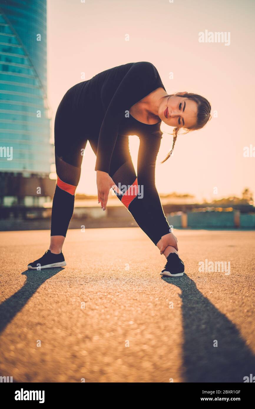 Donna corpo positivo facendo esercizio di fitness all'aperto Foto Stock