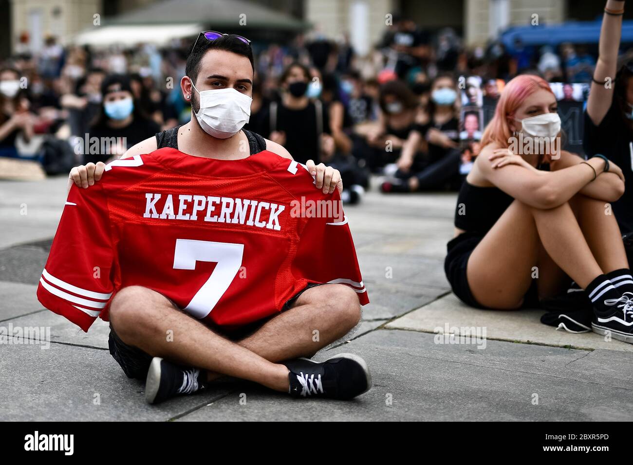 Torino, Italia - 06 giugno 2020: Un protettrice tiene una camicia di Colin Kaepernick durante una manifestazione che chiede giustizia a George Floyd, morto il 25 maggio dopo essere stato trattenuto dalla polizia a Minneapolis, USA. La gente ha protestato pacificamente a Torino per mostrare solidarietà con il movimento anti-razzismo Black Lives Matter negli Stati Uniti e altrove. Credit: Nicolò campo/Alamy Live News Foto Stock