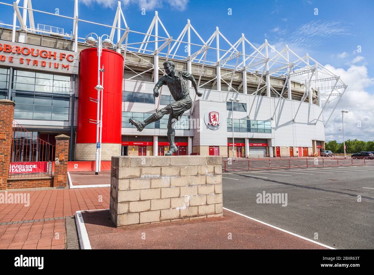 Il Riverside Stadium, sede del Middlesbrough Football Club, Inghilterra, UK.Statua dell'ex giocatore Wilf Mannion Foto Stock