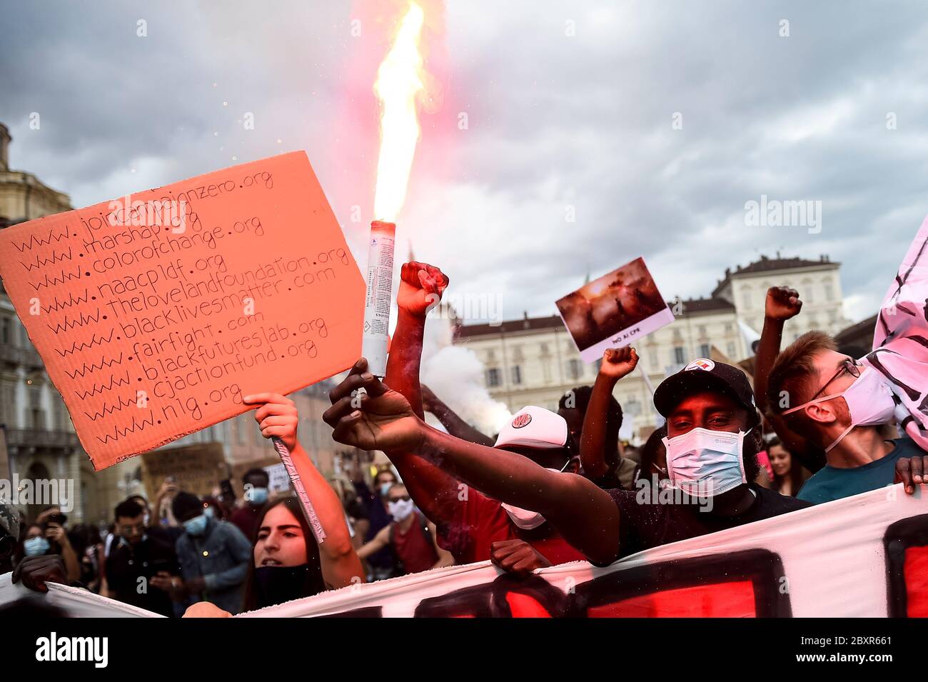 Torino, Italia - 06 giugno 2020: Un protettrice illumina una luce durante una manifestazione che chiede giustizia a George Floyd, morto il 25 maggio dopo essere stato trattenuto dalla polizia a Minneapolis, USA. La gente ha protestato pacificamente a Torino per mostrare solidarietà con il movimento anti-razzismo Black Lives Matter negli Stati Uniti e altrove. Credit: Nicolò campo/Alamy Live News Foto Stock