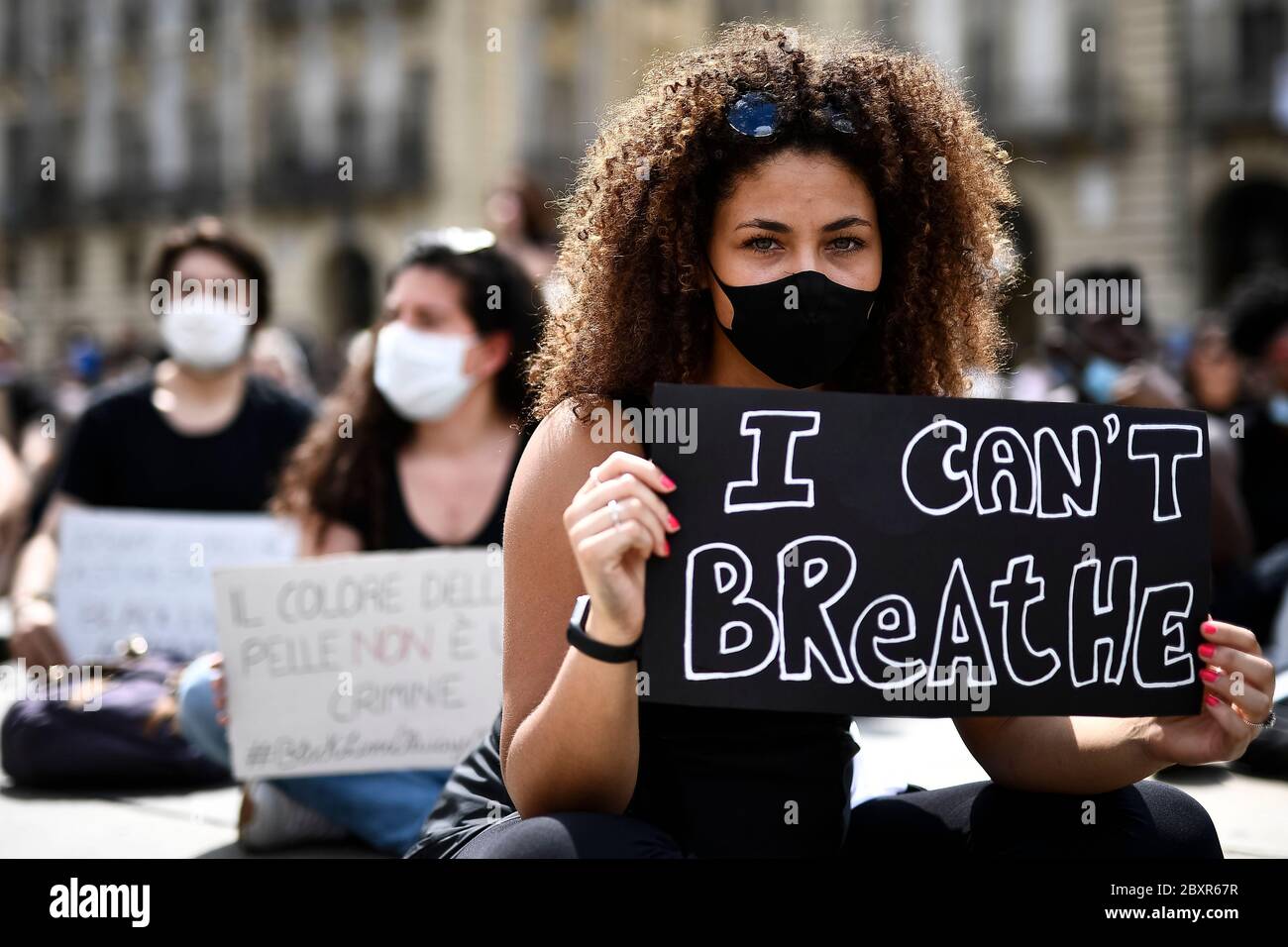 Torino, Italia - 06 giugno 2020: Un manifestante tiene un cartello con la scritta 'non posso respirare' durante una manifestazione che chiede giustizia a George Floyd, morto il 25 maggio dopo essere stato trattenuto dalla polizia a Minneapolis, USA. La gente ha protestato pacificamente a Torino per mostrare solidarietà con il movimento anti-razzismo Black Lives Matter negli Stati Uniti e altrove. Credit: Nicolò campo/Alamy Live News Foto Stock