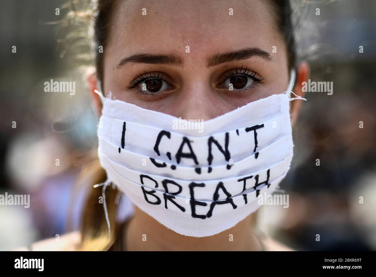 Torino, Italia - 06 giugno 2020: Un protettrice guarda a indossare una maschera facciale che legge 'non posso respirare' durante una manifestazione che chiede giustizia a George Floyd, morto il 25 maggio dopo essere stato trattenuto dalla polizia a Minneapolis, USA. La gente ha protestato pacificamente a Torino per mostrare solidarietà con il movimento anti-razzismo Black Lives Matter negli Stati Uniti e altrove. Credit: Nicolò campo/Alamy Live News Foto Stock