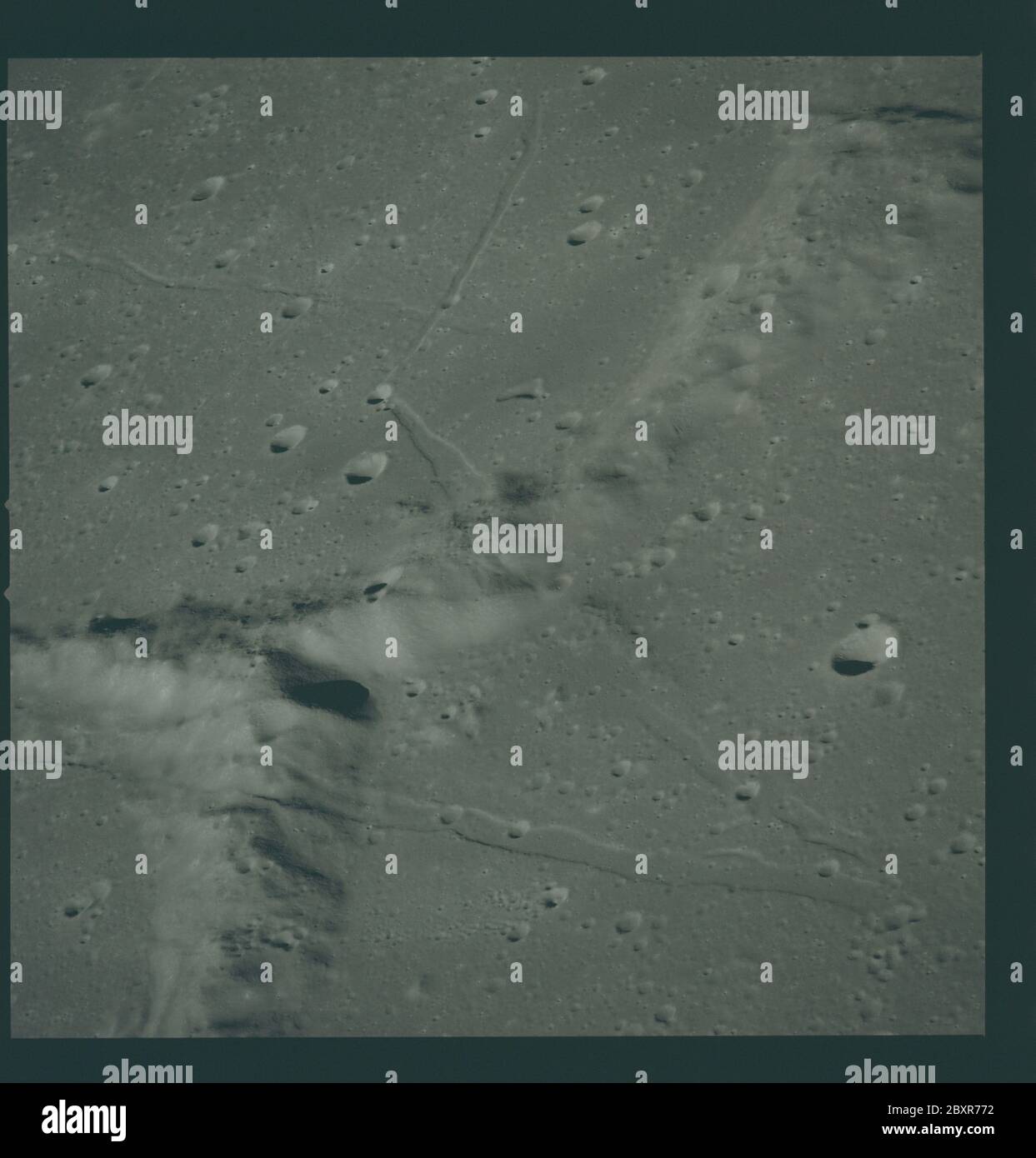 AS14-73-10115 - Apollo 14 - immagine della missione Apollo 14 - Vista del Parry di Rimae e dei crateri di Frau Mauro e Bonpland.; ambito e contenuto: Il database originale descrive questo come: Descrizione: Vista del Parry di Rimae e dei crateri di Frau Mauro e Bonpland. Le immagini sono state scattate durante la Rivoluzione 26 della missione Apollo 14. Il caricatore di pellicola originale era etichettato M, il tipo di pellicola era S0-368 (Ektachrome MS, inversione di colore), lente da 250 mm con un'elevazione del sole di 23 gradi. La scala approssimativa della foto è 1:469,000. La latitudine del punto principale era 7.5S per la longitudine 17.0W, con un'inclinazione della telecamera di 20 gradi e un azimuth Foto Stock