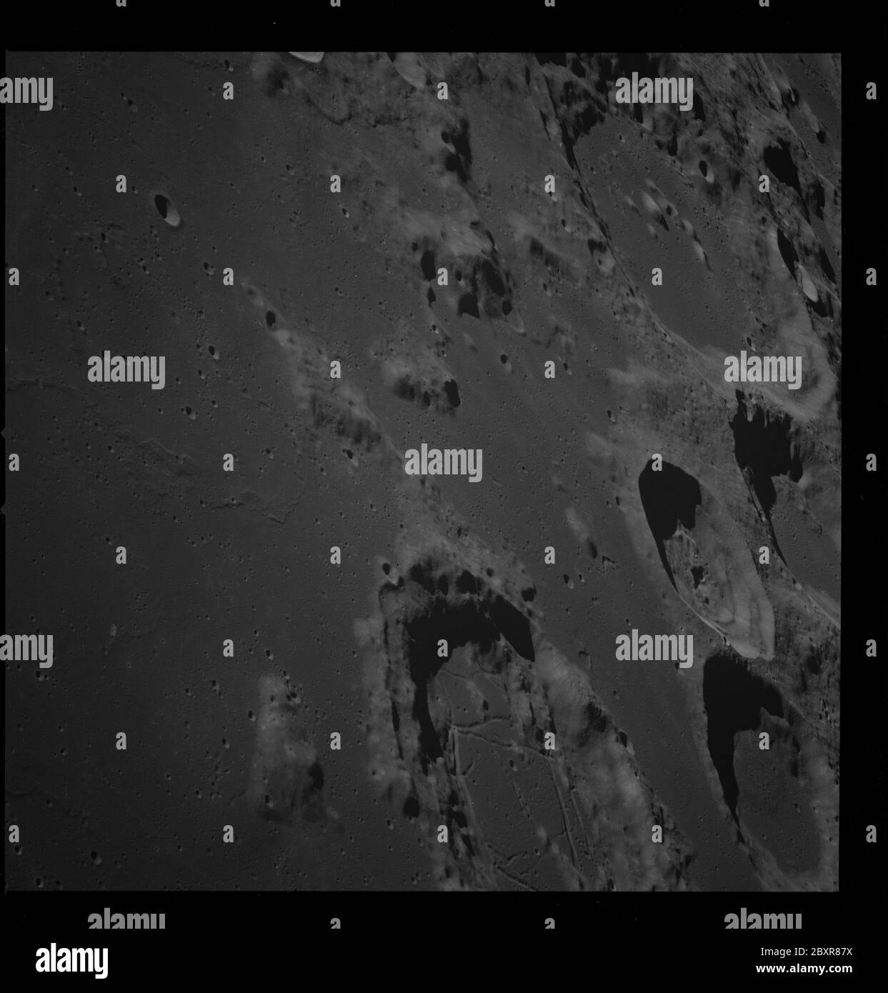 AS08-13-2223 - Apollo 8 - immagine missione Apollo 8, Colombo, T/o 72; ambito e contenuto: Il database originale descrive questo come: Descrizione: Apollo 8, Luna, Colombo e Target of Opportunity (T/o) 72, cratere McClure cluster. Latitudine 11. 92 gradi Sud, Longitudine 46.50 gradi Est. Modalità inclinazione telecamera: Bassa obliqua. Direzione: Sud. Angolo solare: 14. La rivista Original Film è stata etichettata come E. Camera Data: 70mm Hasselblad; F-Stop: F/5.6; Shutter Speed: 1/250 seconds. Tipo di pellicola: Kodak SO-3400 bianco e nero, ASA 40. Altra copertura fotografica: Lunar Orbiter 4 (lo IV) 60,65. Data del volo: 21-27,196 dicembre Foto Stock