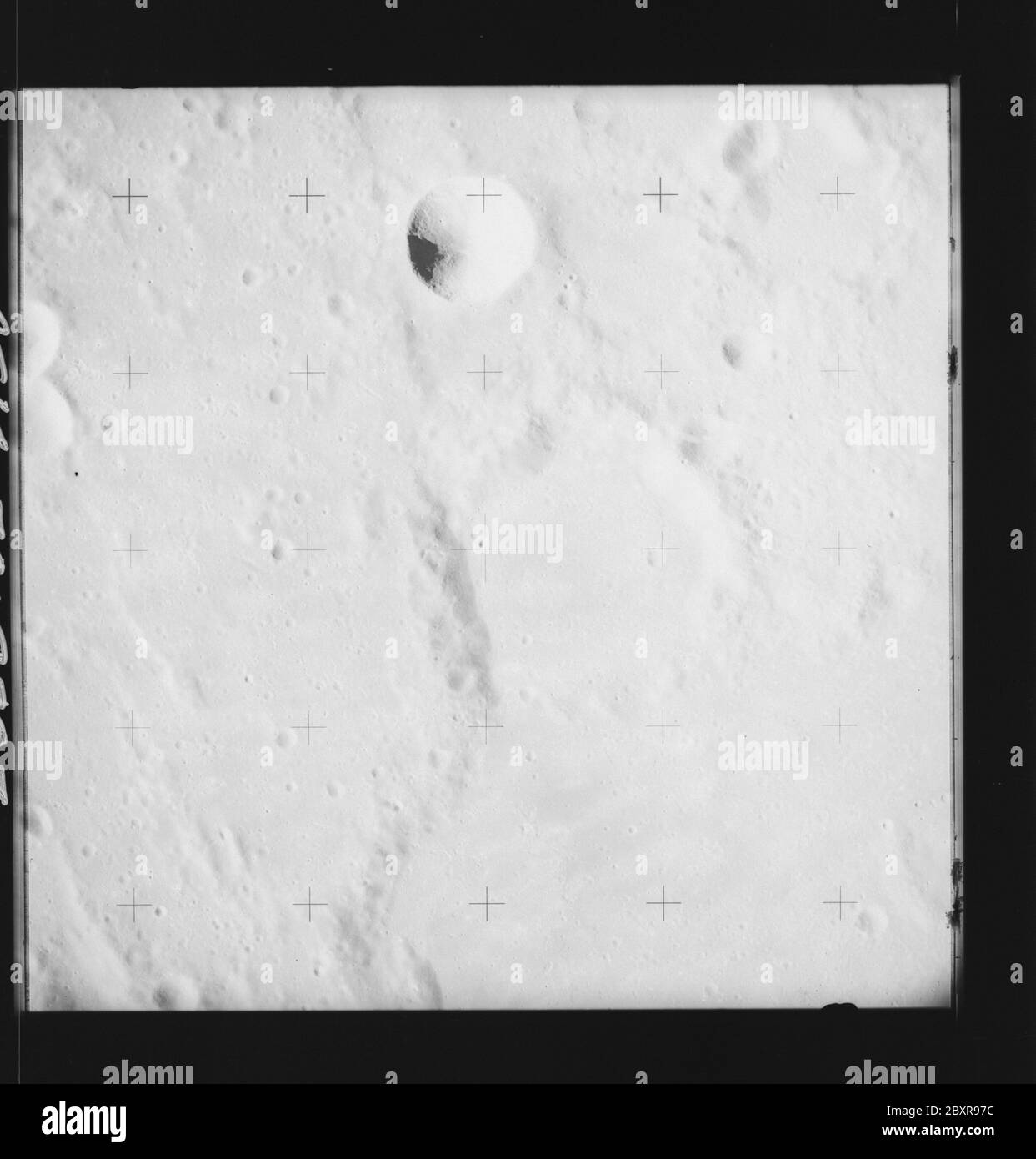 AS14-70-9807 - Apollo 14 - immagine della missione Apollo 14 - Vista dei crateri C e R di Lalande; ambito e contenuto: Il database originale descrive questo come: Descrizione: Vista dei crateri C e R di Lalande. Sono state scattate immagini sulla Rivoluzione 26 della missione Apollo 14. Il caricatore di pellicola originale era etichettato Q, il tipo di pellicola era 3400BW (Panatomic-X, Nero e Bianco), lente da 80 mm con un'elevazione del sole di 34 gradi. La scala approssimativa della foto è 1:1,380,000. Il punto principale della latitudine era 5.0S per Longitudine 7.0W, con un'inclinazione verticale della telecamera. Oggetto: Apollo 14 volo, Luna (pianeta) Categorie: Osservazioni lunari o. Foto Stock