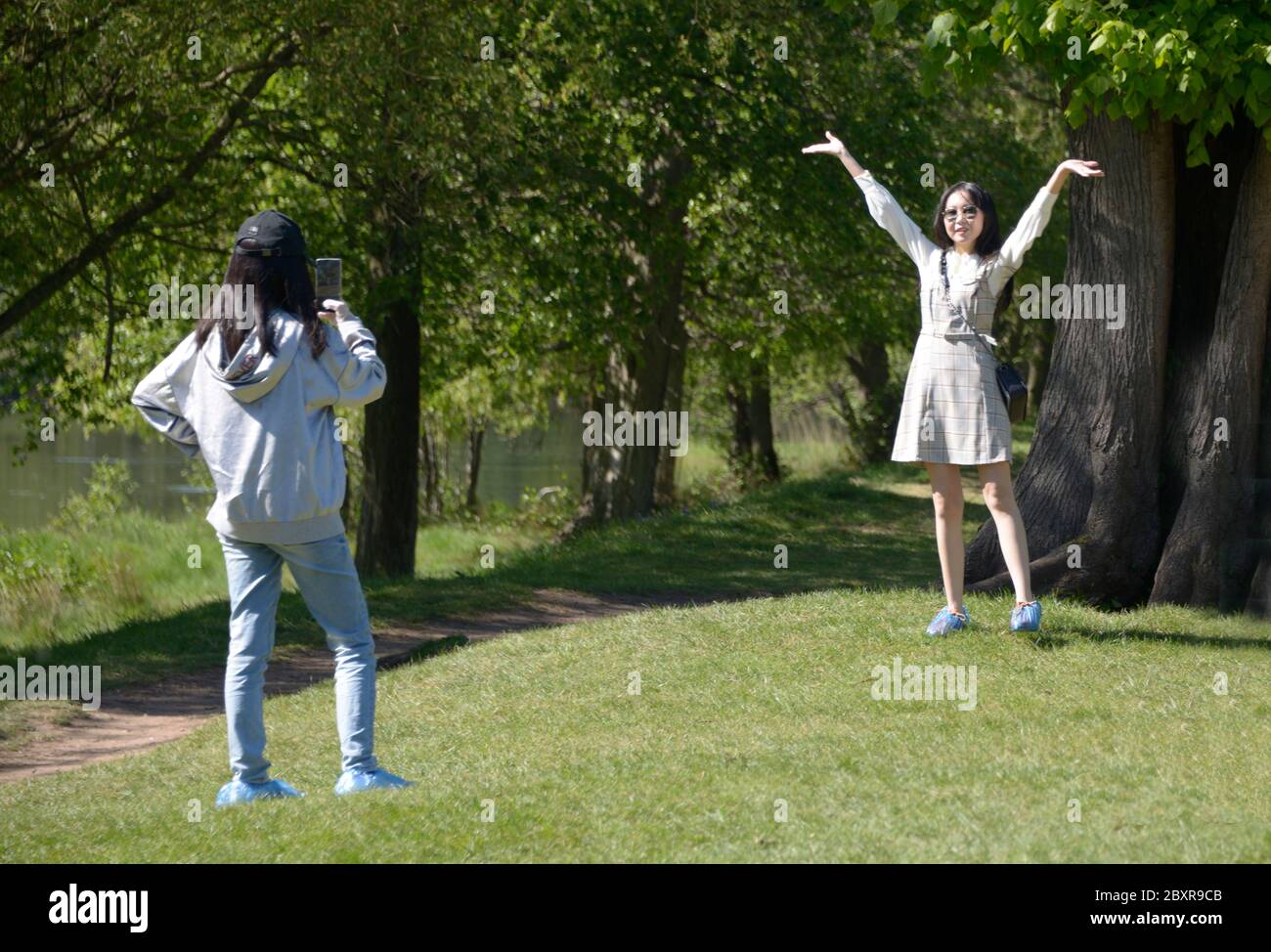 Due studentesse orientali, facendo selfie nel Parco. Foto Stock