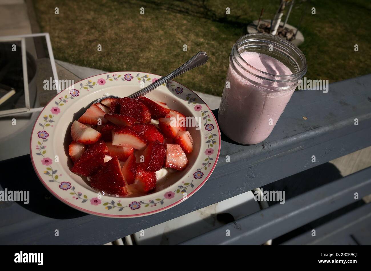 Fragole fresche in una ciotola Foto Stock