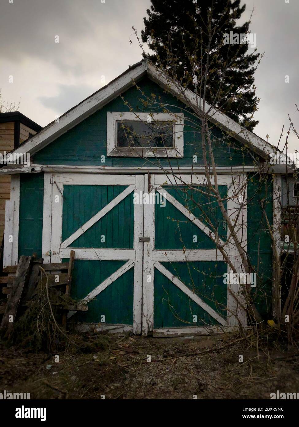 Un vecchio fienile verde Foto Stock