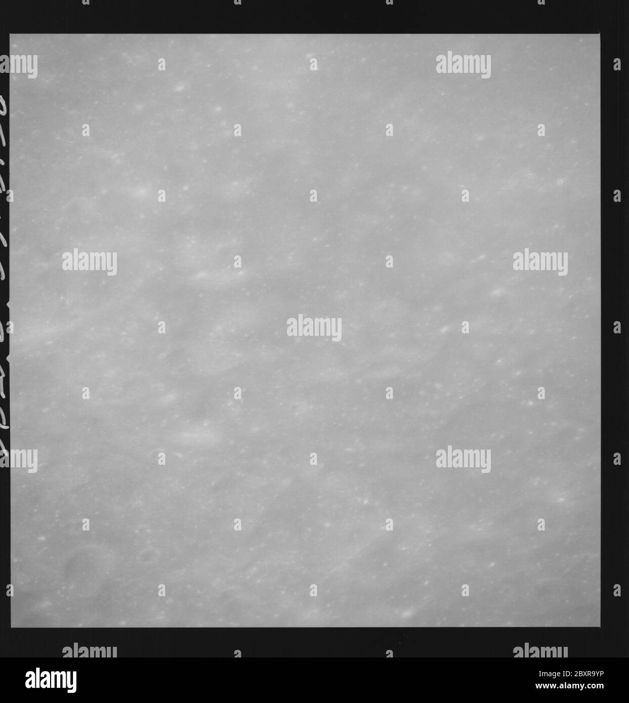 AS14-69-9586 - Apollo 14 - immagine missione Apollo 14 - sequenza obliqua di viste della superficie lunare appena prima del sito di sbarco di Descartes.; scopo e contenuto: Il database originale descrive questo come: Descrizione: Sequenza obliqua di viste della superficie lunare appena prima del sito di atterraggio di Descartes. Sono state scattate immagini sulla Rivoluzione 30 della missione Apollo 14. Il caricatore di pellicola originale era etichettato P, il tipo di pellicola era 3400BW (Panatomic-X, Nero e Bianco), lente da 500 mm con un'elevazione del sole di 59 gradi. La scala approssimativa della foto è 1:230,000. Il punto principale della latitudine era 9.5S per Longitudine 16.5E, con Foto Stock