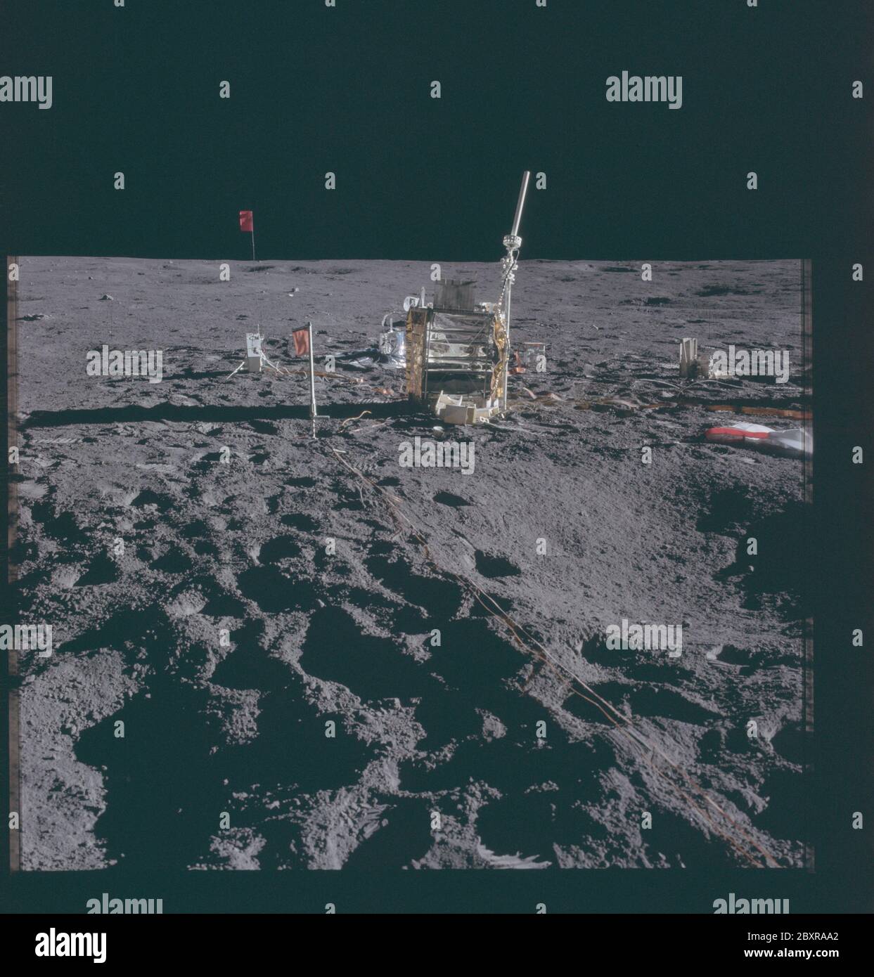 AS14-67-9377 - Apollo 14 - immagine missione Apollo 14 - Vista della stazione ALSEP e pacchetto CPLEE.; ambito e contenuto: Il database originale descrive questo come: Descrizione: Vista del pacchetto pacchetto Apollo Lunar Surface Experiments Package (ALSEP) e del pacchetto CPLEE (Clared Particle Lunar Environment Experiment). Le immagini sono state scattate dagli astronauti Shepard e Mitchell durante l'EVA 1 della missione Apollo 14. La rivista originale di film è stata etichettata JJ, il tipo di pellicola era S0168 (inversione di colore ad alta velocità, interno/superficie), lente da 60 mm con un'elevazione del sole di 12 gradi. Oggetto: Apollo 14 volo, Luna (pianeta) Cat Foto Stock