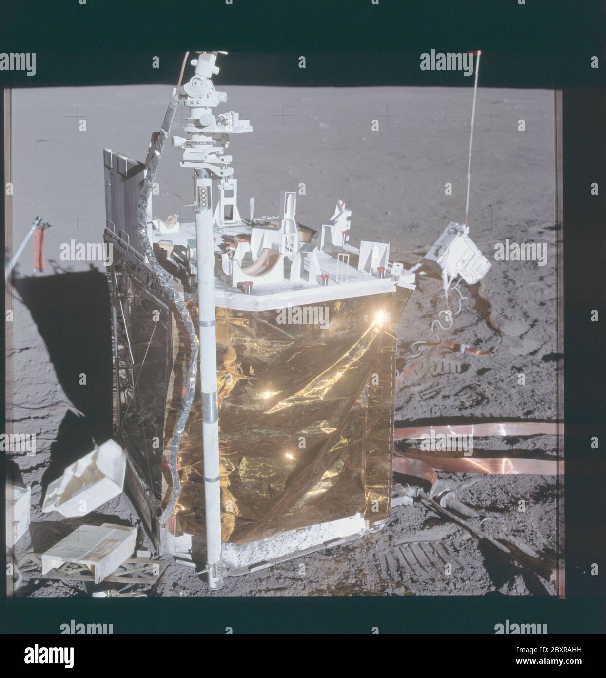 AS14-67-9378 - Apollo 14 - immagine missione Apollo 14 - Vista della stazione ALSEP e del pacchetto ASE.; ambito e contenuto: Il database originale descrive questo come: Descrizione: Vista del pacchetto di esperimenti di superficie lunare Apollo (ALSEP) e del pacchetto di esperimenti sismici attivi (ASE). Le immagini sono state scattate dagli astronauti Shepard e Mitchell durante l'EVA 1 della missione Apollo 14. La rivista originale di film è stata etichettata JJ, il tipo di pellicola era S0168 (inversione di colore ad alta velocità, interno/superficie), lente da 60 mm con un'elevazione del sole di 12 gradi. Oggetto: Apollo 14 volo, Luna (pianeta) Categorie: EVA originale: F Foto Stock