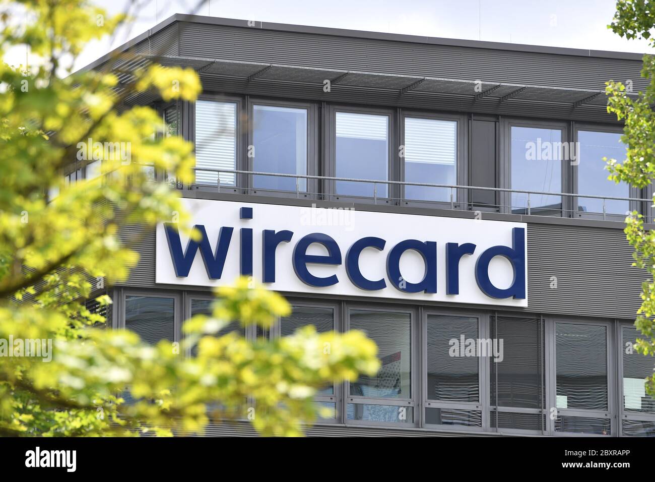 Aschheim Dorafter, Germania. 8 giugno 2020. Sede principale di wirecard AG in Aschheim Dorafter logo wirecard, emblema aziendale, scritte, edifici, facciate, sede centrale in Aschheim Dorafter WIRECARD AG | utilizzo nel mondo Credit: dpa/Alamy Live News Foto Stock