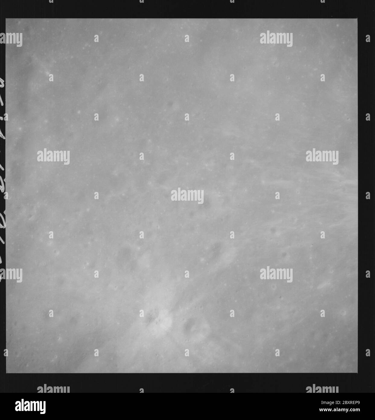 AS14-69-9600 - Apollo 14 - immagine della missione Apollo 14 - sequenza verticale di viste del sito di destinazione Descartes.; scopo e contenuto: Il database originale descrive questo come: Descrizione: Sequenza verticale di viste del sito di destinazione Descartes. Sono state scattate immagini sulla Rivoluzione 30 della missione Apollo 14. Il caricatore di pellicola originale era etichettato P, il tipo di pellicola era 3400BW (Panatomic-X, Nero e Bianco), lente da 500 mm con un'elevazione del sole di 59 gradi. La scala approssimativa della foto è 1:222,000. La latitudine del punto principale era di 9,0 S per la longitudine 15.5E, con un'inclinazione della telecamera di 0 gradi e un azimuth di 0 gradi. Subjec Foto Stock