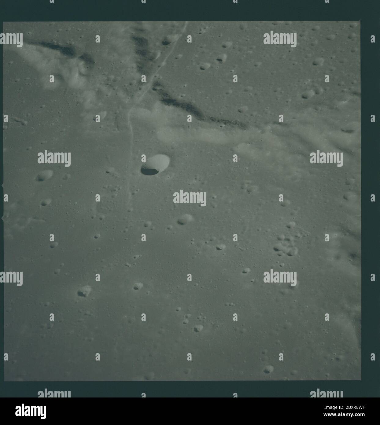 AS14-73-10110 - Apollo 14 - immagine della missione Apollo 14 - Vista del cratere del Parry e del Parry II di Rimae; portata e contenuto: Il database originale descrive questo come: Descrizione: Vista del cratere del Parry e del Parry II di Rimae Le immagini sono state scattate durante la Rivoluzione 26 della missione Apollo 14. Il caricatore di pellicola originale era etichettato M, il tipo di pellicola era S0-368 (Ektachrome MS, inversione di colore), lente da 250 mm con un'elevazione del sole di 25 gradi. La scala approssimativa della foto è 1:455,000. La latitudine del punto principale era 7.5S per la longitudine 15.0W, con un'inclinazione della telecamera di 15 gradi e un azimuth di 255 gradi. Oggetto: APOL Foto Stock