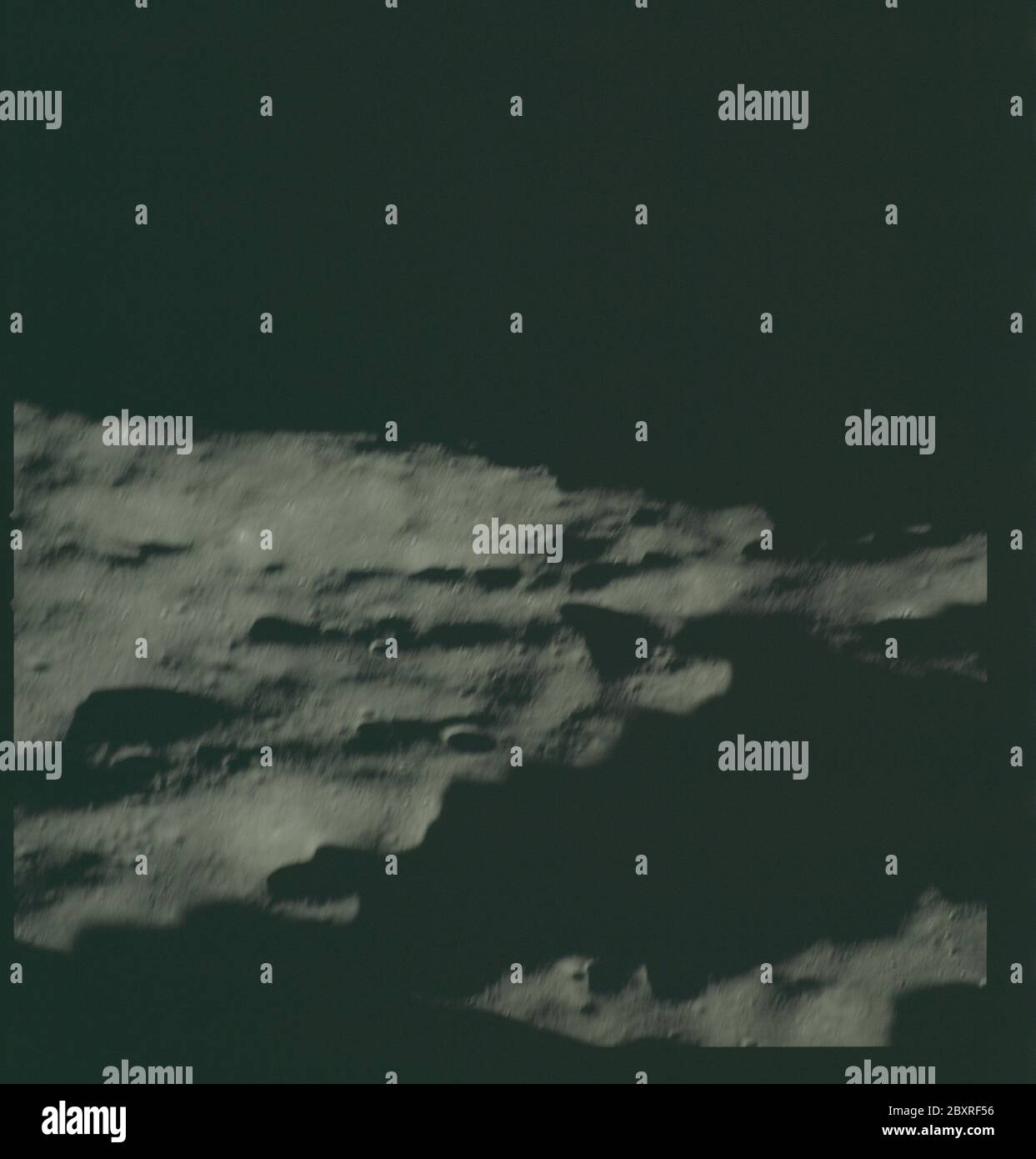 AS14-72-9947 - Apollo 14 - immagine della missione Apollo 14 - Vista ad est da un punto ad ovest del cratere Chaplygin.; scopo e contenuto: Il database originale descrive questo come: Descrizione: Vista ad est da un punto ad ovest del cratere Chaplygin. Le immagini sono state scattate durante la Rivoluzione 14 della missione Apollo 14. Il caricatore di pellicola originale era etichettato L, il tipo di pellicola era CEX S0-368 (Ektachrome MS, inversione di colore), lente da 500 mm con un'elevazione del sole di 7 gradi. La scala approssimativa della foto è 1:1,360,000. La latitudine del punto principale era 3.0S per Longitudine 149.0E, con un'inclinazione della telecamera di 50 gradi e un azimuth di 0 Foto Stock