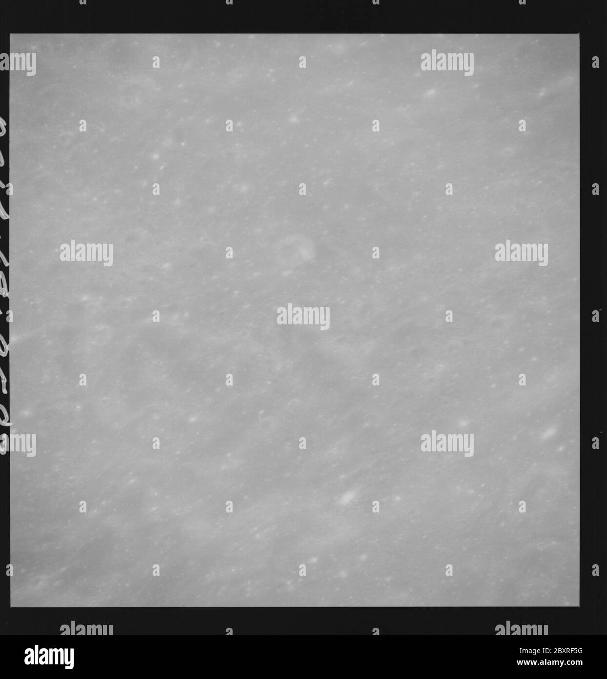 AS14-69-9583 - Apollo 14 - immagine missione Apollo 14 - sequenza obliqua di viste della superficie lunare appena prima del sito di sbarco di Descartes.; scopo e contenuto: Il database originale descrive questo come: Descrizione: Sequenza obliqua di viste della superficie lunare appena prima del sito di atterraggio di Descartes. Sono state scattate immagini sulla Rivoluzione 30 della missione Apollo 14. Il caricatore di pellicola originale era etichettato P, il tipo di pellicola era 3400BW (Panatomic-X, Nero e Bianco), lente da 500 mm con un'elevazione del sole di 59 gradi. La scala approssimativa della foto è 1:240,000. Il punto principale della latitudine era 9.5S dalla Longitudine 18.0E, con Foto Stock