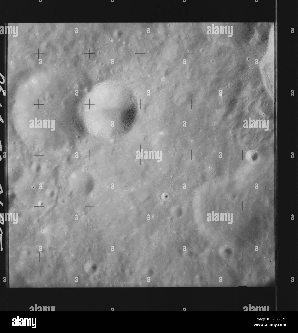 AS14-70-9685 - Apollo 14 - immagine della missione Apollo 14 - Vista della superficie lunare a sud-est del cratere di Einthoven.; scopo e contenuto: Il database originale descrive questo come: Descrizione: Vista della superficie lunare a sud-est del cratere di Einthoven. Sono state scattate immagini sulla Rivoluzione 26 della missione Apollo 14. Il caricatore di pellicola originale era etichettato Q, il tipo di pellicola era 3400BW (Panatomic-X, Nero e Bianco), lente da 80 mm con un'elevazione del sole di 30 gradi. La scala approssimativa della foto è 1:1,380,000. Il punto principale della latitudine era 7.5S per Longitudine 111.0E, con un'inclinazione verticale della telecamera. Oggetto: Apollo 14 Fligh Foto Stock