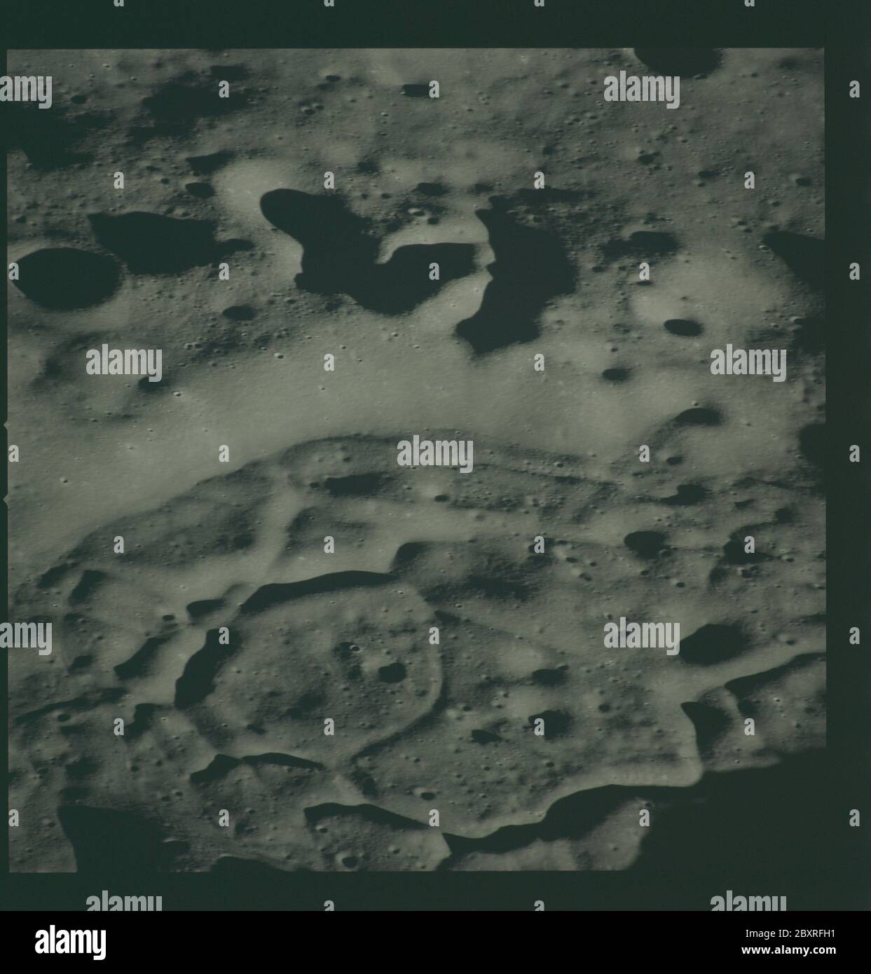 AS14-72-9954 - Apollo 14 - immagine della missione Apollo 14 - Vista a sud-est da un punto ad ovest del cratere Chaplygin.; scopo e contenuto: Il database originale descrive questo come: Descrizione: Vista a sud-est da un punto ad ovest del cratere Chaplygin. Le immagini sono state scattate durante la Rivoluzione 14 della missione Apollo 14. Il caricatore di pellicola originale era etichettato L, il tipo di pellicola era CEX S0-368 (Ektachrome MS, inversione di colore), lente da 500 mm con un'elevazione del sole di 7 gradi. La scala approssimativa della foto è 1:1,360,000. La latitudine del punto principale era 5.5S dalla Longitudine 146.0E, con un'inclinazione della telecamera di 50 gradi e un azi Foto Stock